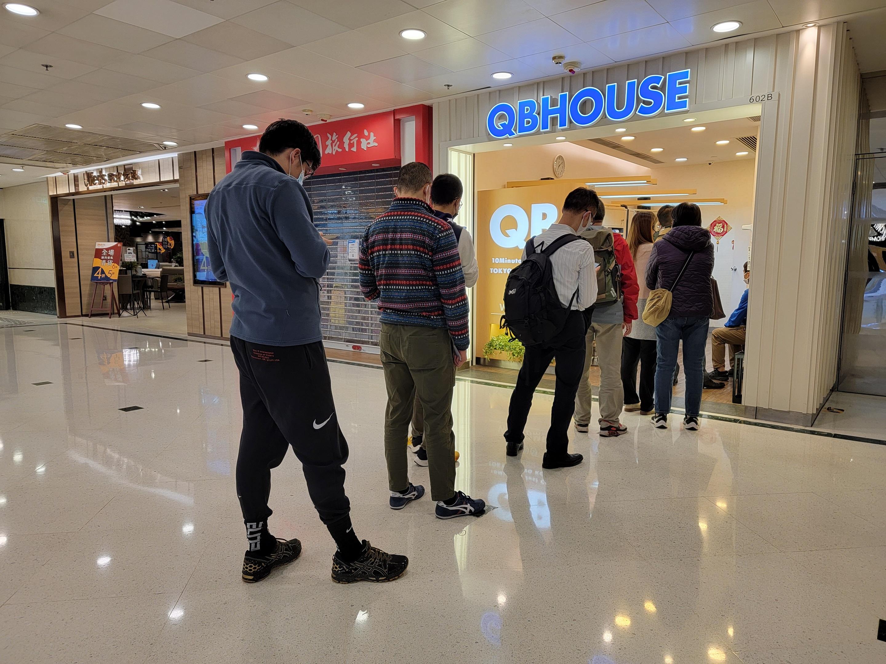 市民趁髮型屋未關閉前趕往剪髮。(資料圖片/陳奕釗攝)