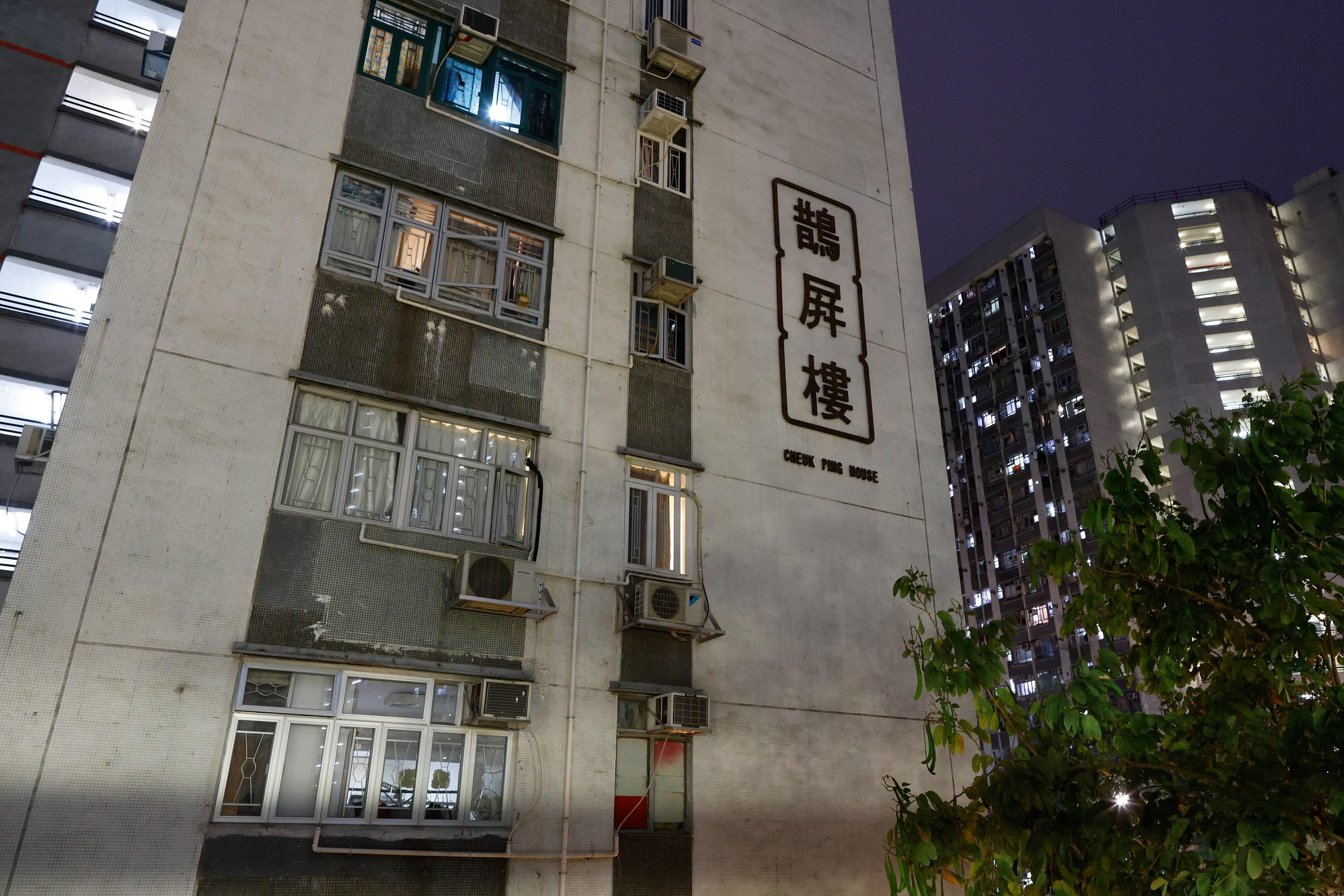 元朗朗屏邨鵲屏樓及鳳屏樓圍封檢測。(資料圖片/蘇文傑攝)