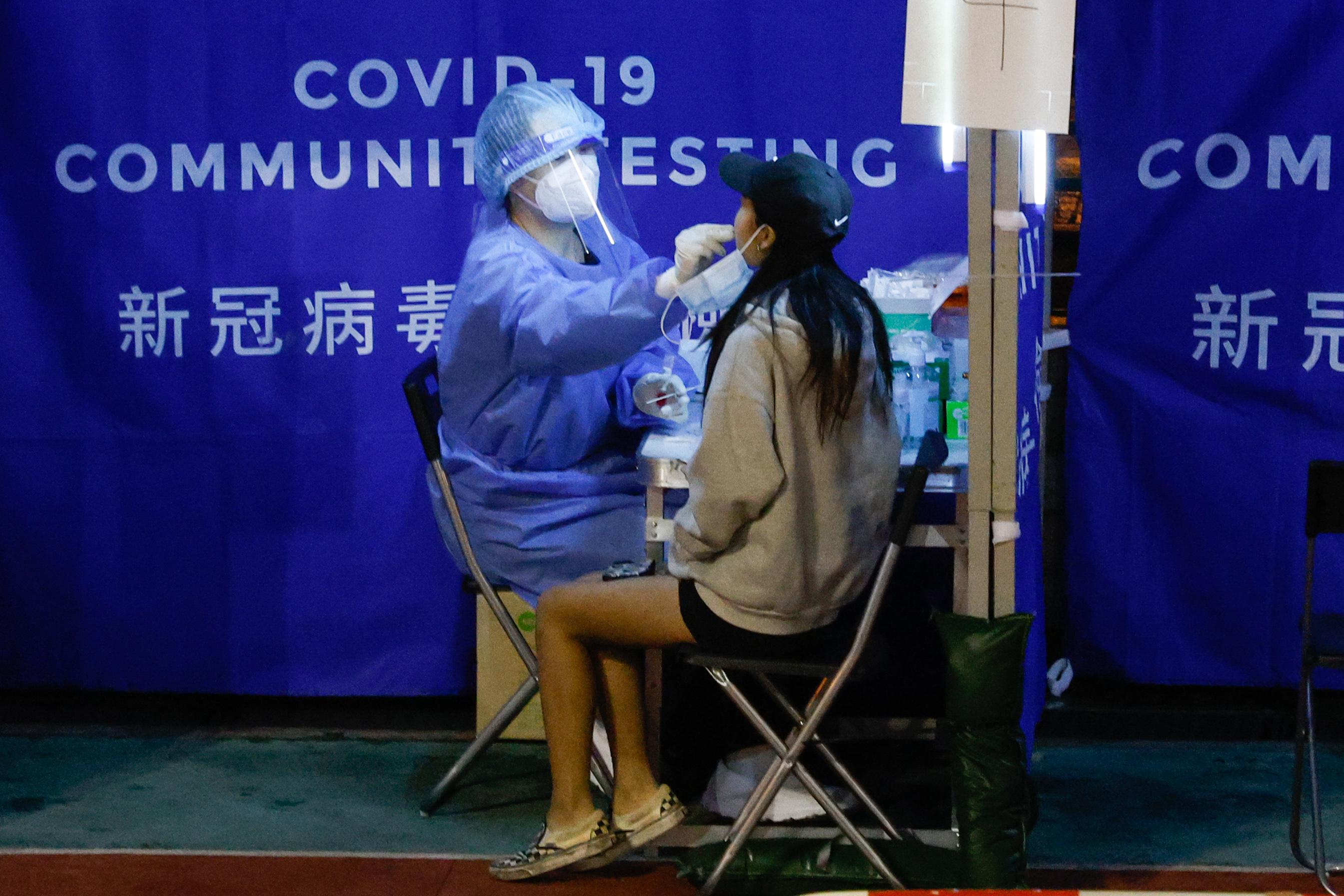 元朗朗屏邨鵲屏樓及鳳屏樓圍封檢測。(資料圖片/蘇文傑攝)