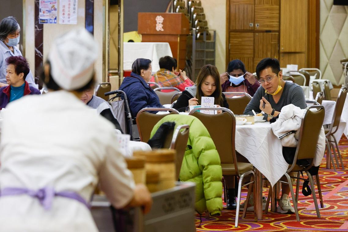 新措施限制食肆最多兩人一枱。(資料圖片/蘇文傑攝)