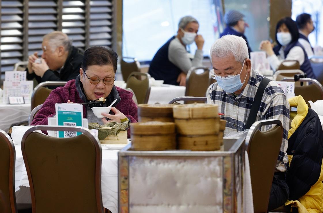 新措施限制食肆最多兩人一枱。(資料圖片/蘇文傑攝)