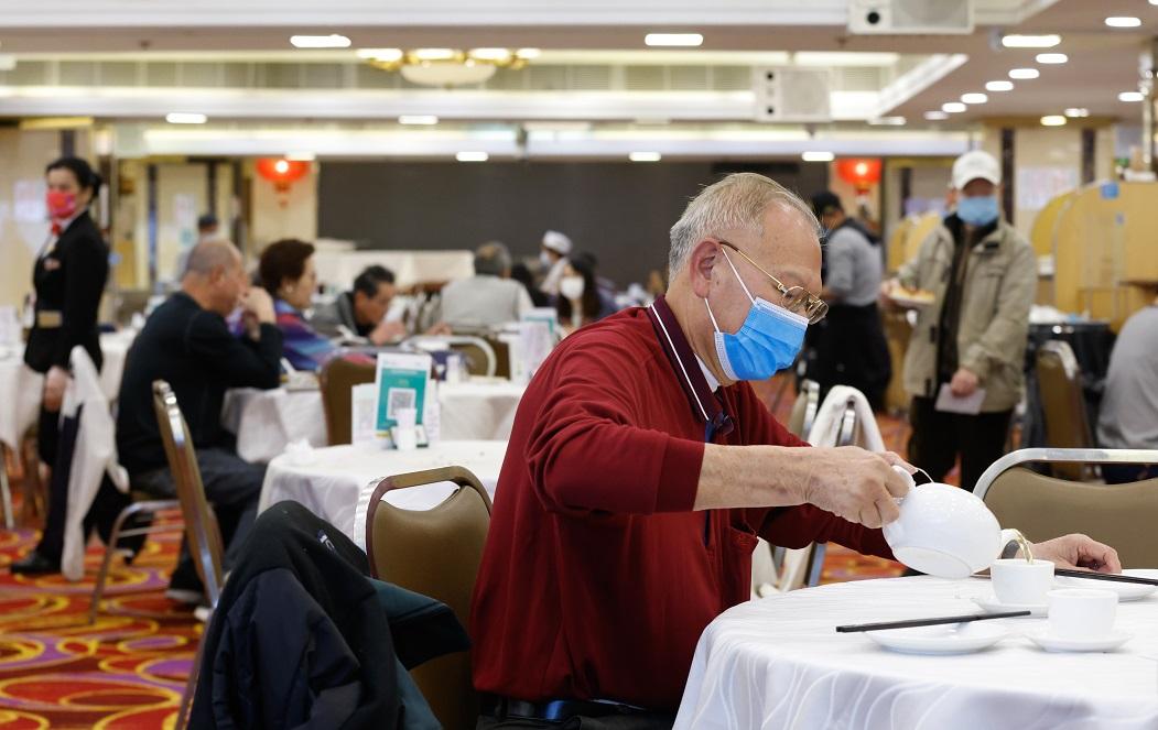新措施限制食肆最多兩人一枱。(資料圖片/蘇文傑攝)