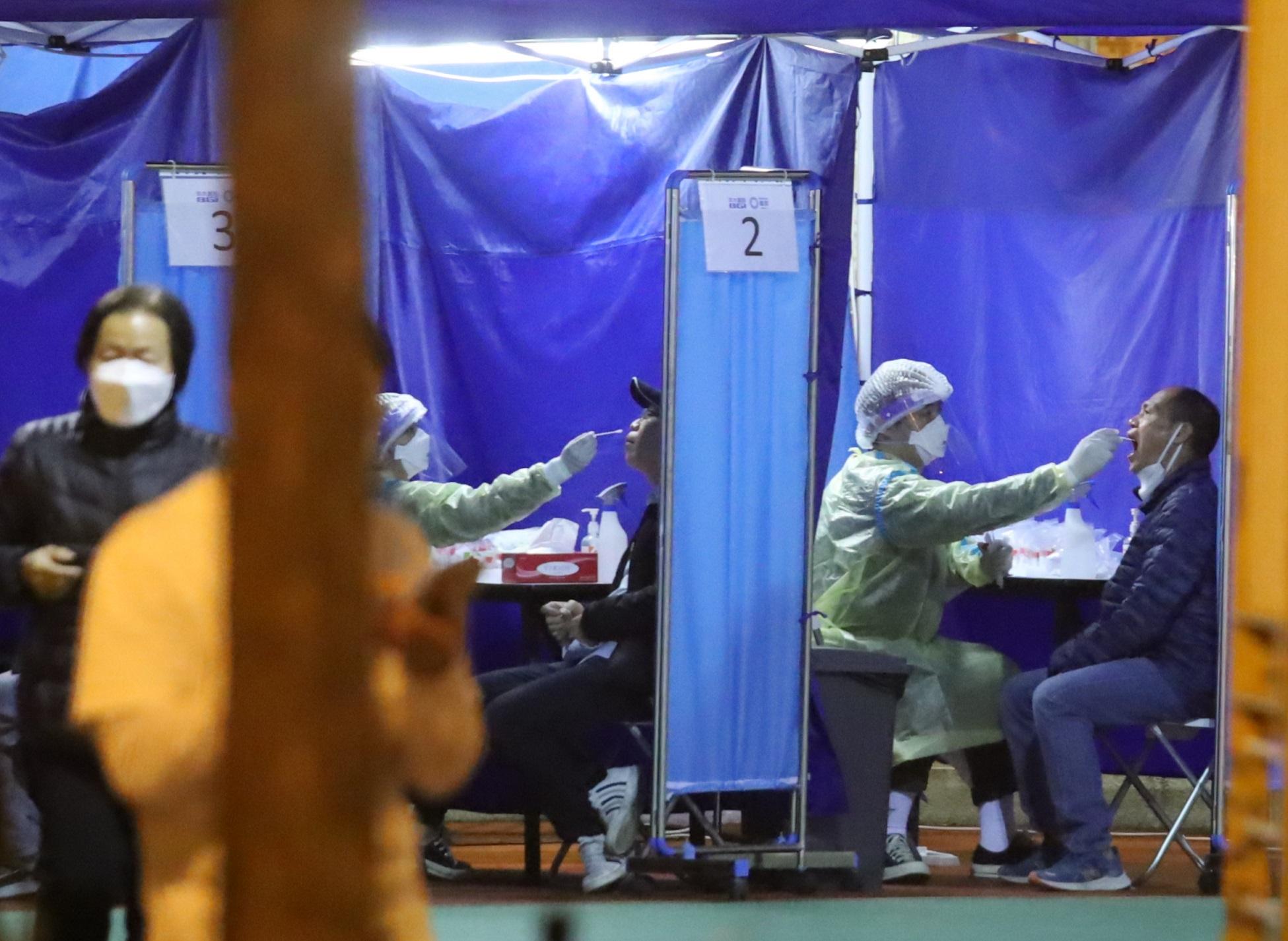 上水清河邨清朗樓圍封檢測。(資料圖片/鍾式明攝)