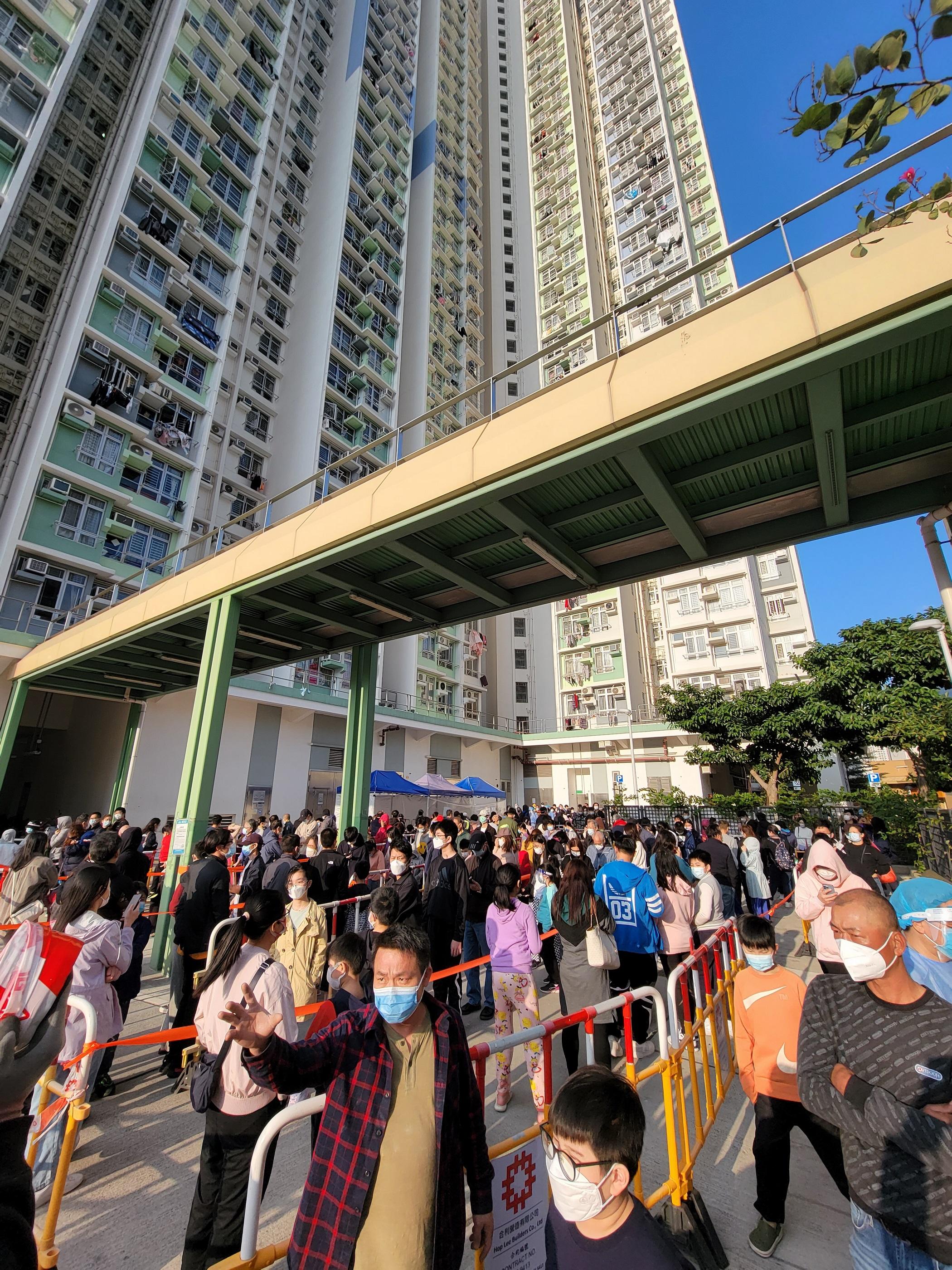 東涌滿東邨滿和樓圍封檢測。(資料圖片/鍾式明攝)