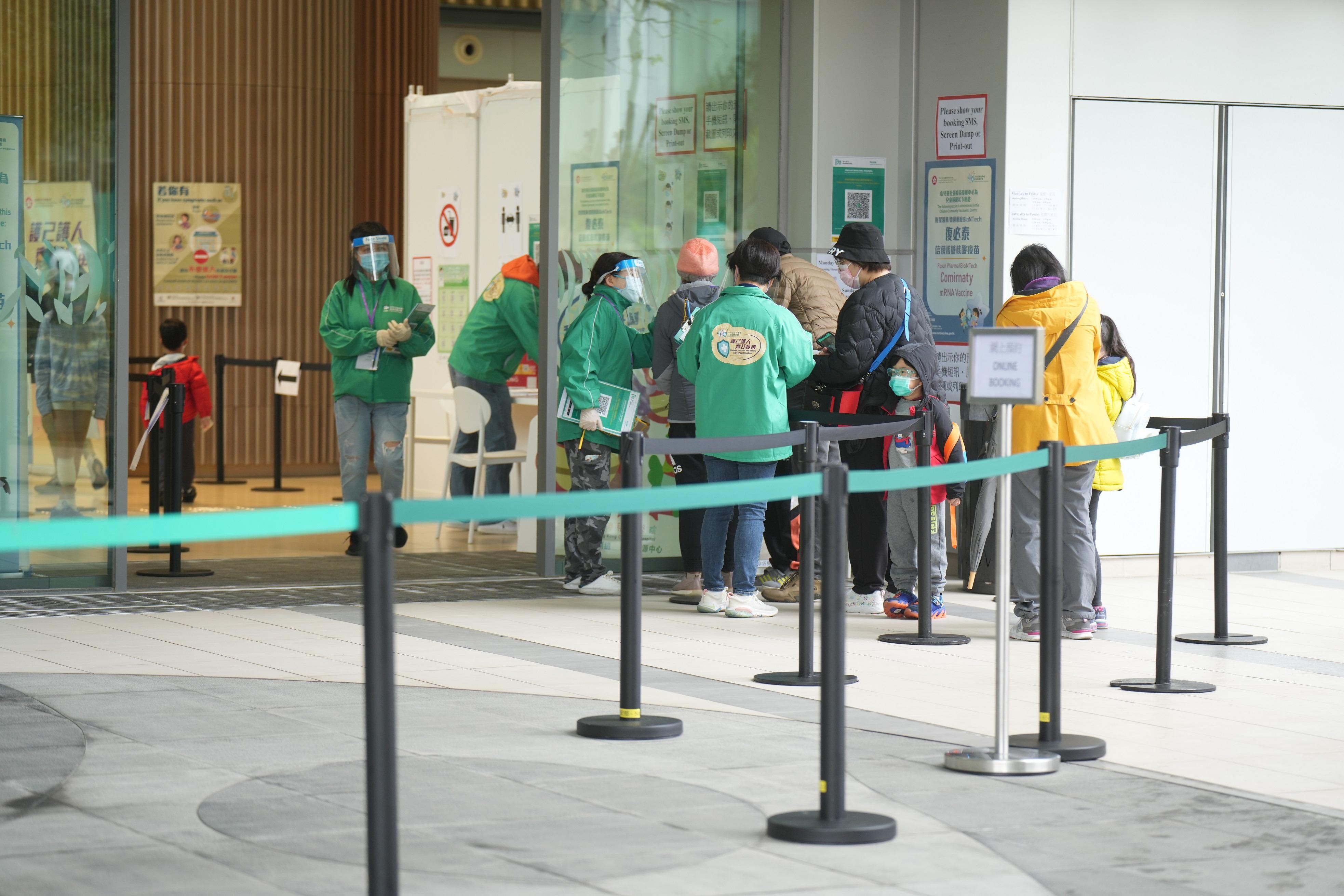 連日有家長帶同子女到香港兒童醫院接種復必泰疫苗。(資料圖片/陳奕釗攝)