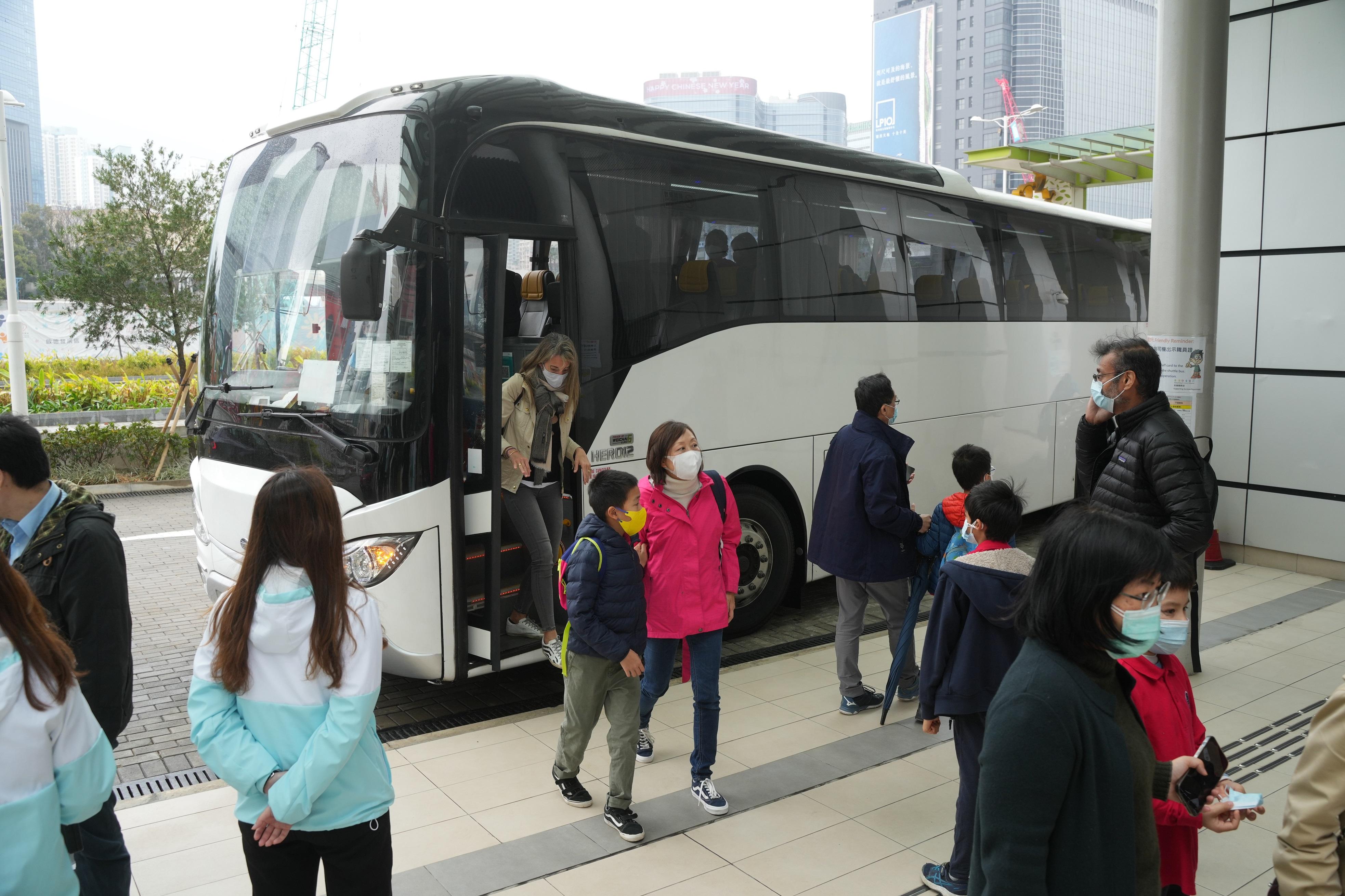 連日有家長帶同子女到香港兒童醫院接種復必泰疫苗。(資料圖片/陳奕釗攝)