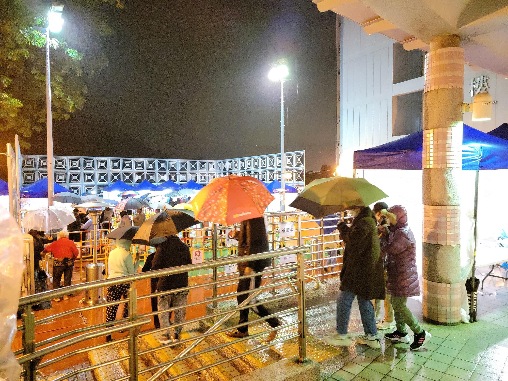 東涌逸東(一)邨迎逸樓圍封檢測。(資料圖片/鍾式明攝)