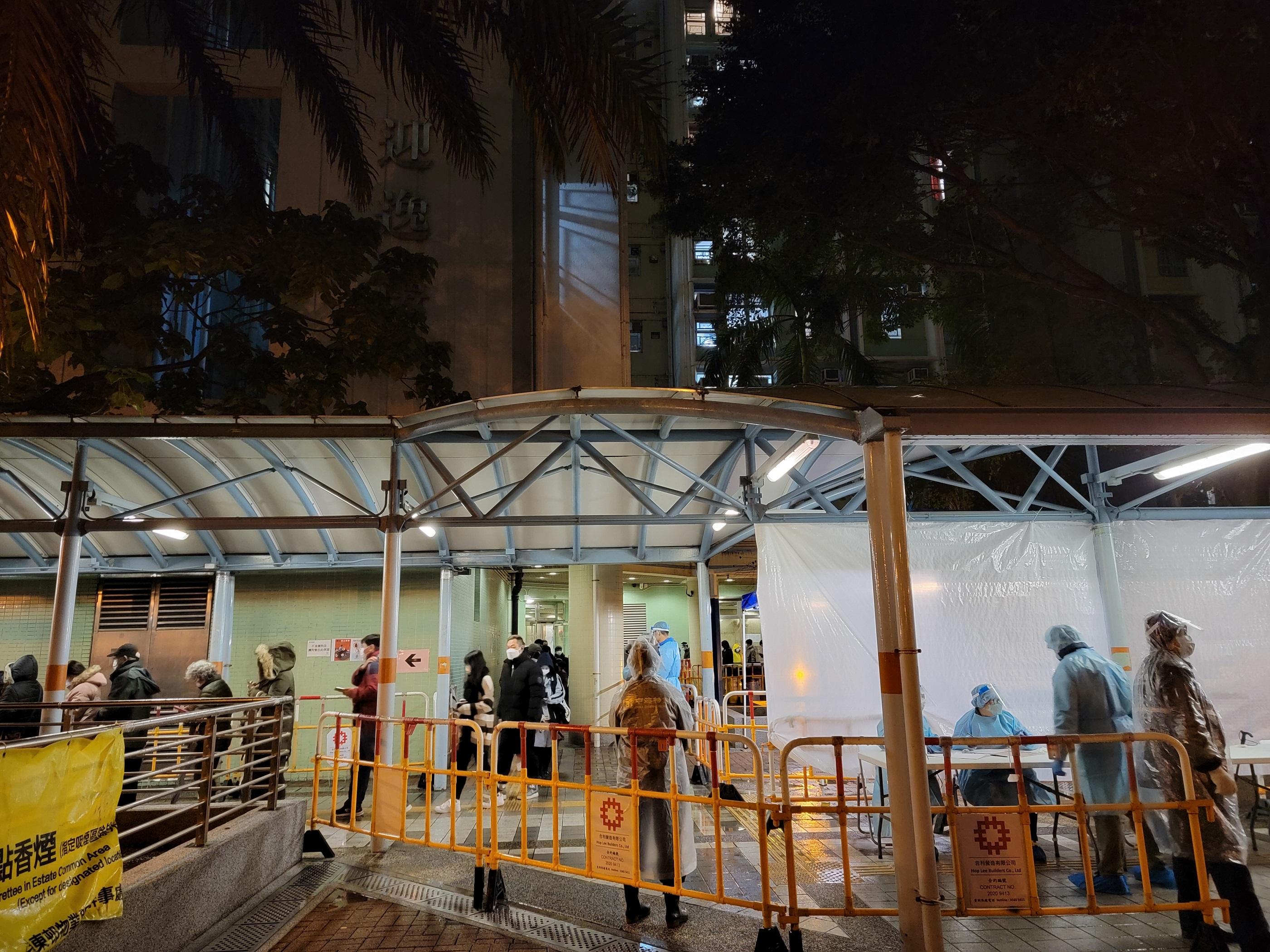 東涌逸東(一)邨迎逸樓圍封檢測。(資料圖片/鍾式明攝)