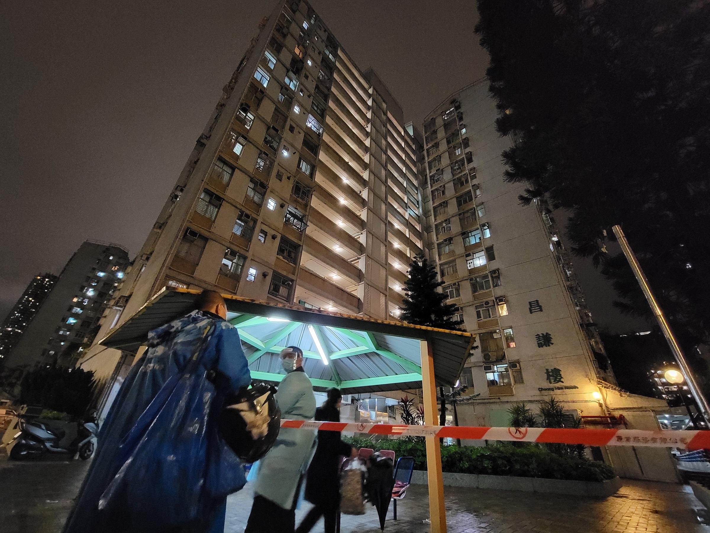 深水埗南昌邨昌謙樓及昌逸樓圍封檢測。(資料圖片/鍾式明攝)