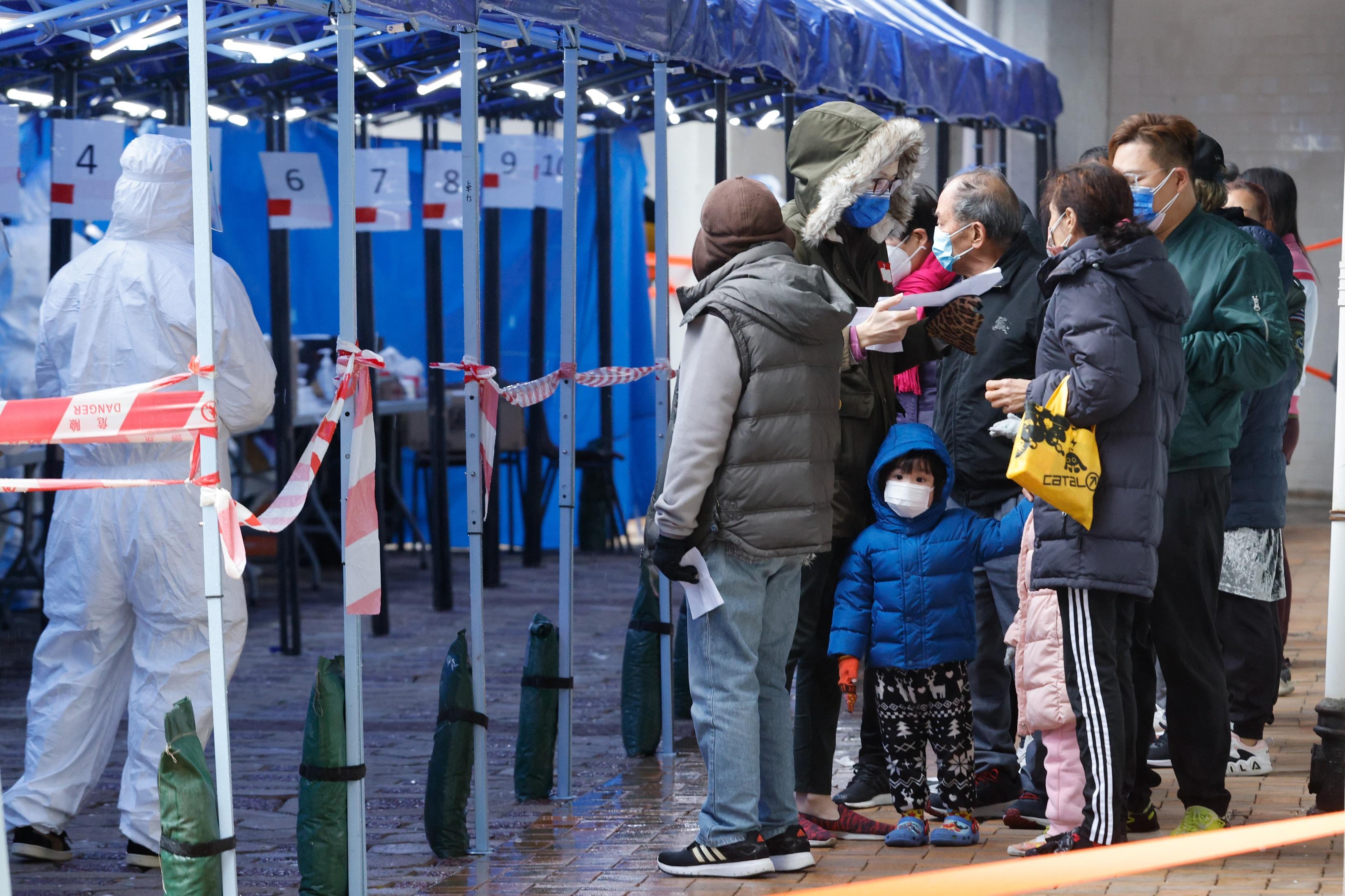 馬鞍山恆安邨恆峰樓圍封檢測。(資料圖片/蘇文傑攝)