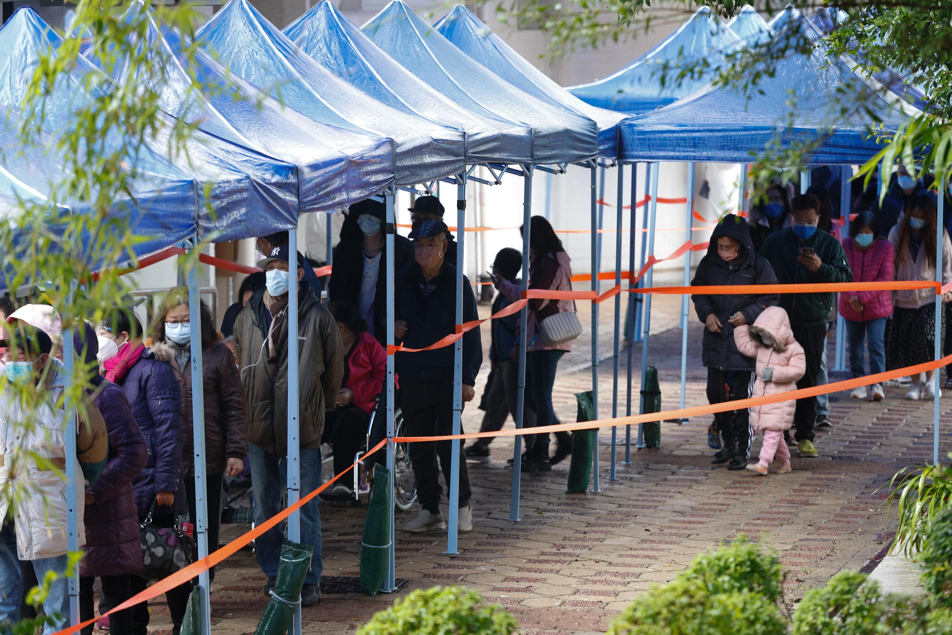 馬鞍山恆安邨恆峰樓圍封檢測。(資料圖片/蘇文傑攝)