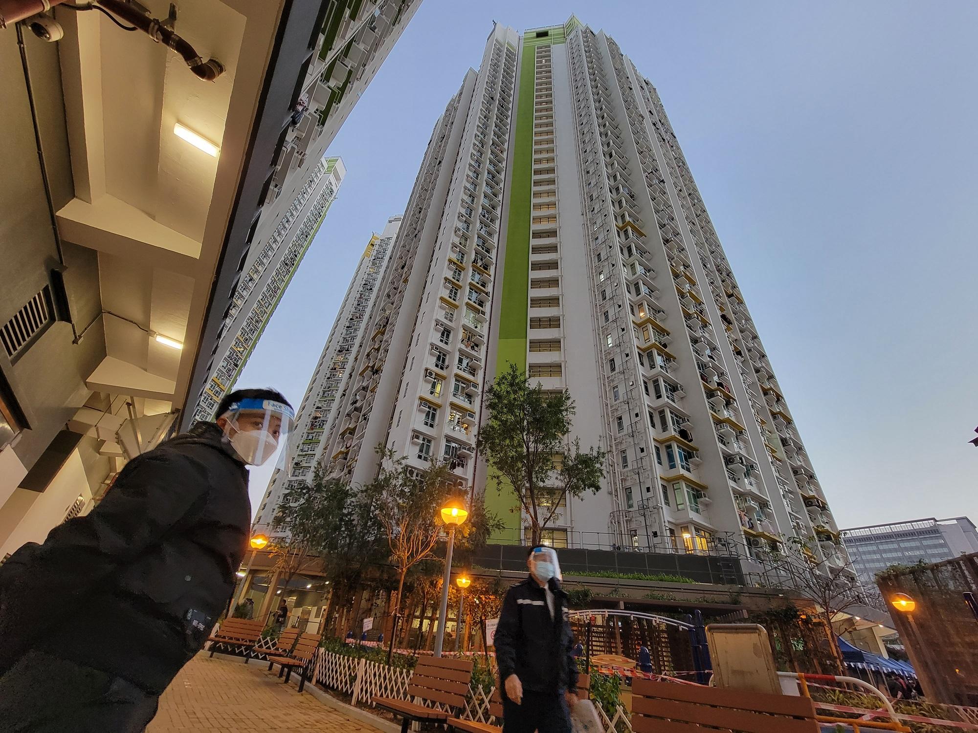 長沙灣麗翠苑麗棠閣圍封檢測。(資料圖片/鍾式明攝)