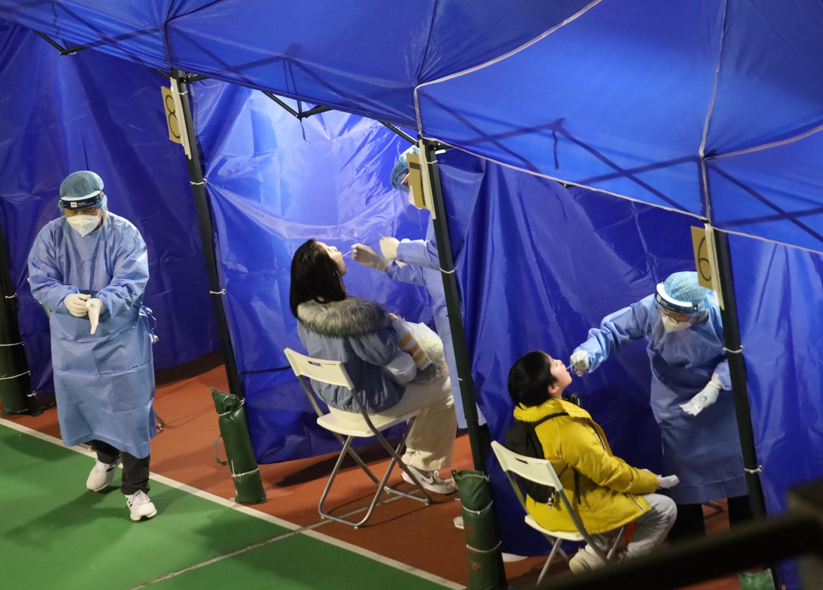 秀茂坪安泰邨明泰樓圍封檢測。(資料圖片/鍾式明攝)