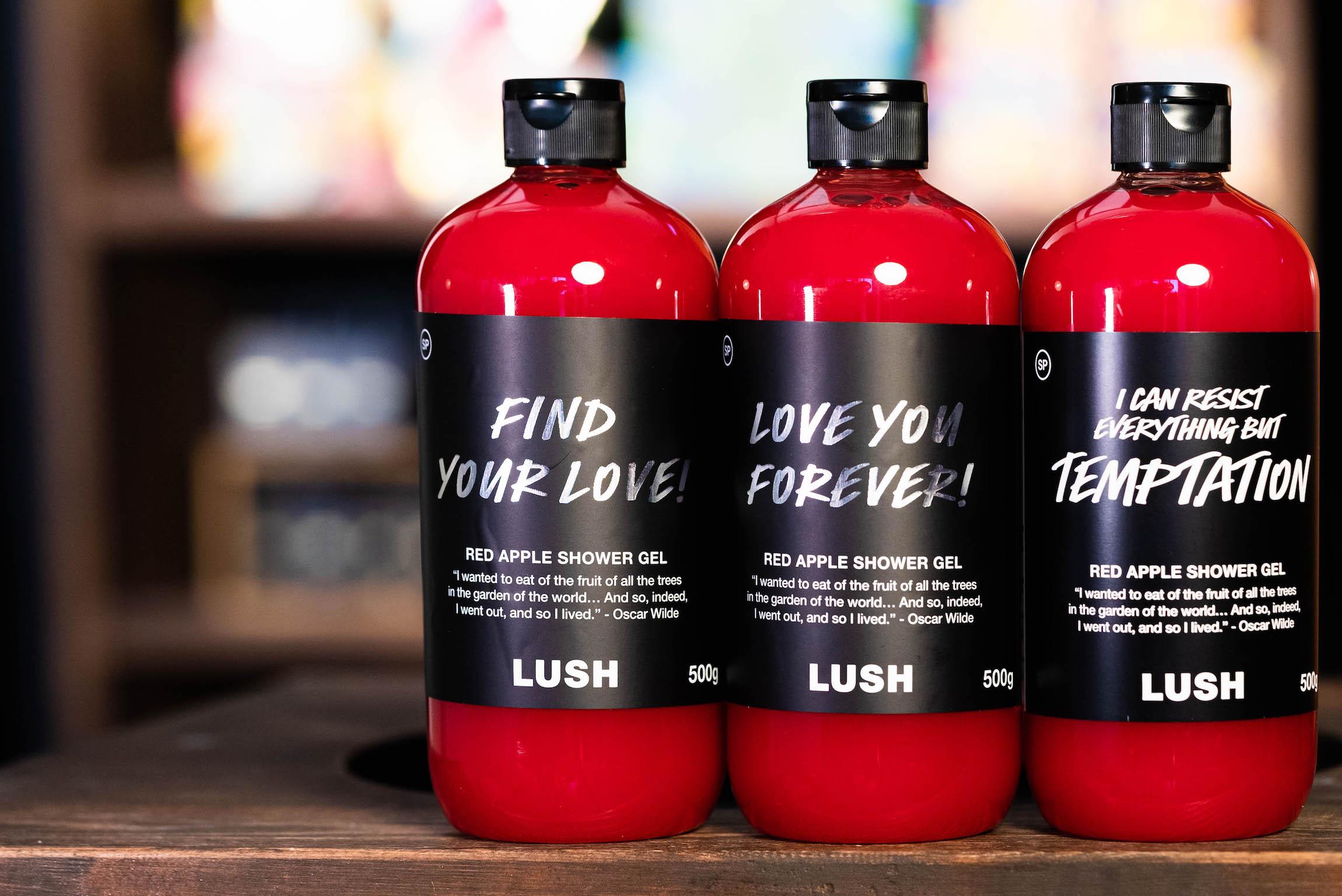LUSH 禁果誘惑沐浴露 $110/100g 品牌將由即日至2月28日,提供免費產品標籤自訂服務,顧客可以於Lush西洋菜南街店自定禁果誘惑沐浴露500g包裝貼紙上的字句,向摯愛表達愛意。