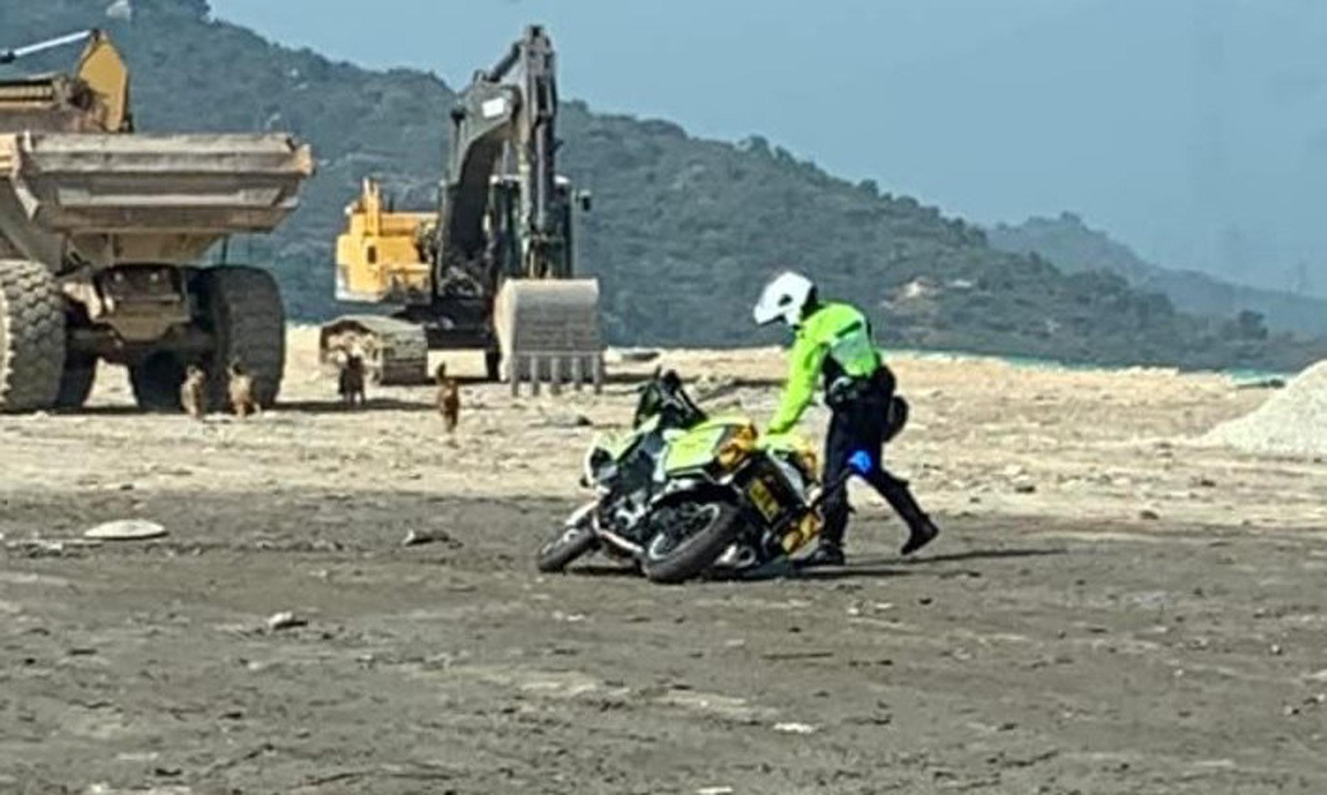 一名到場處理的交通警不慎炒車跌倒。