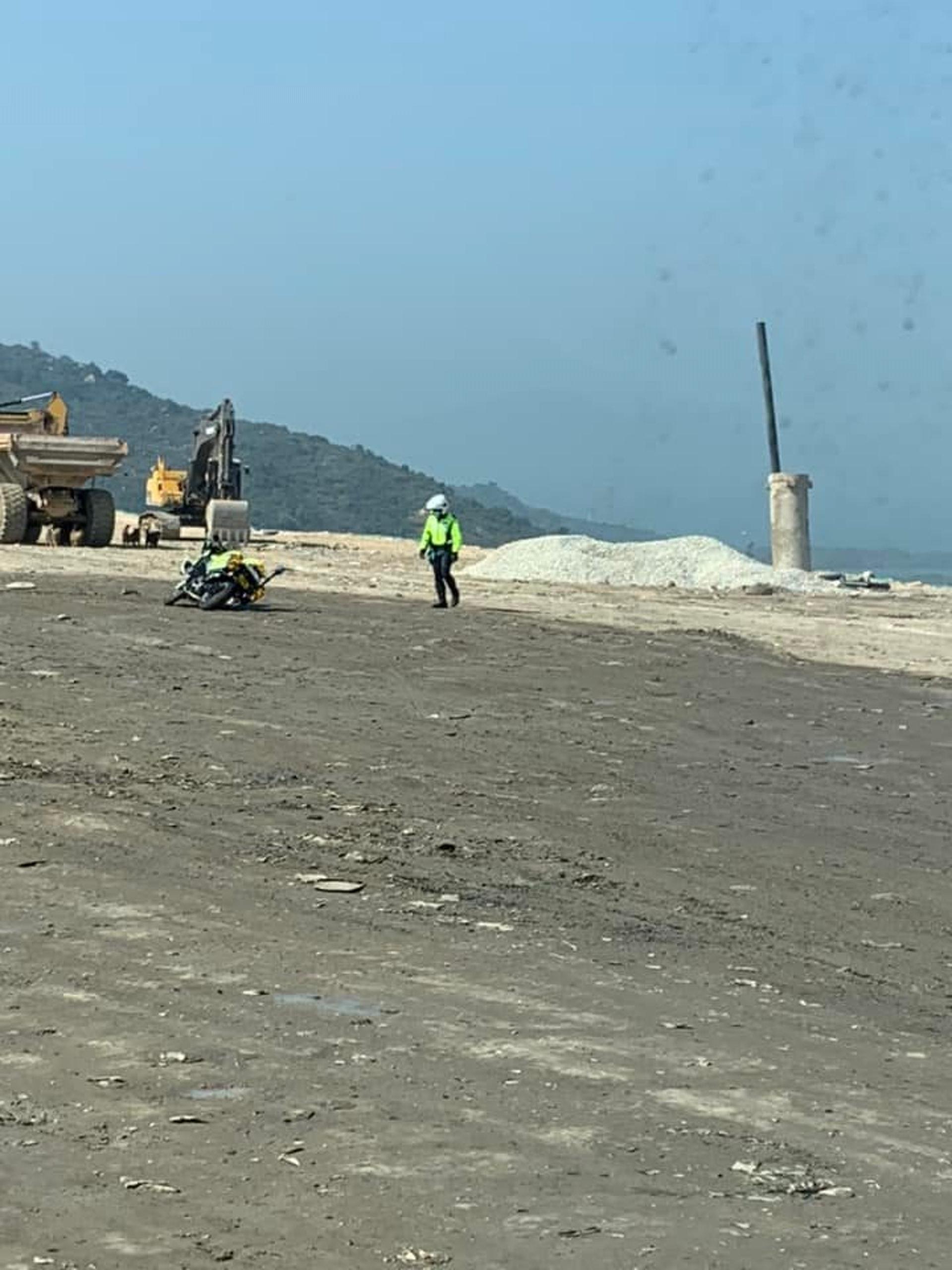 一名到場處理的交通警不慎炒車跌倒。(網上圖片)