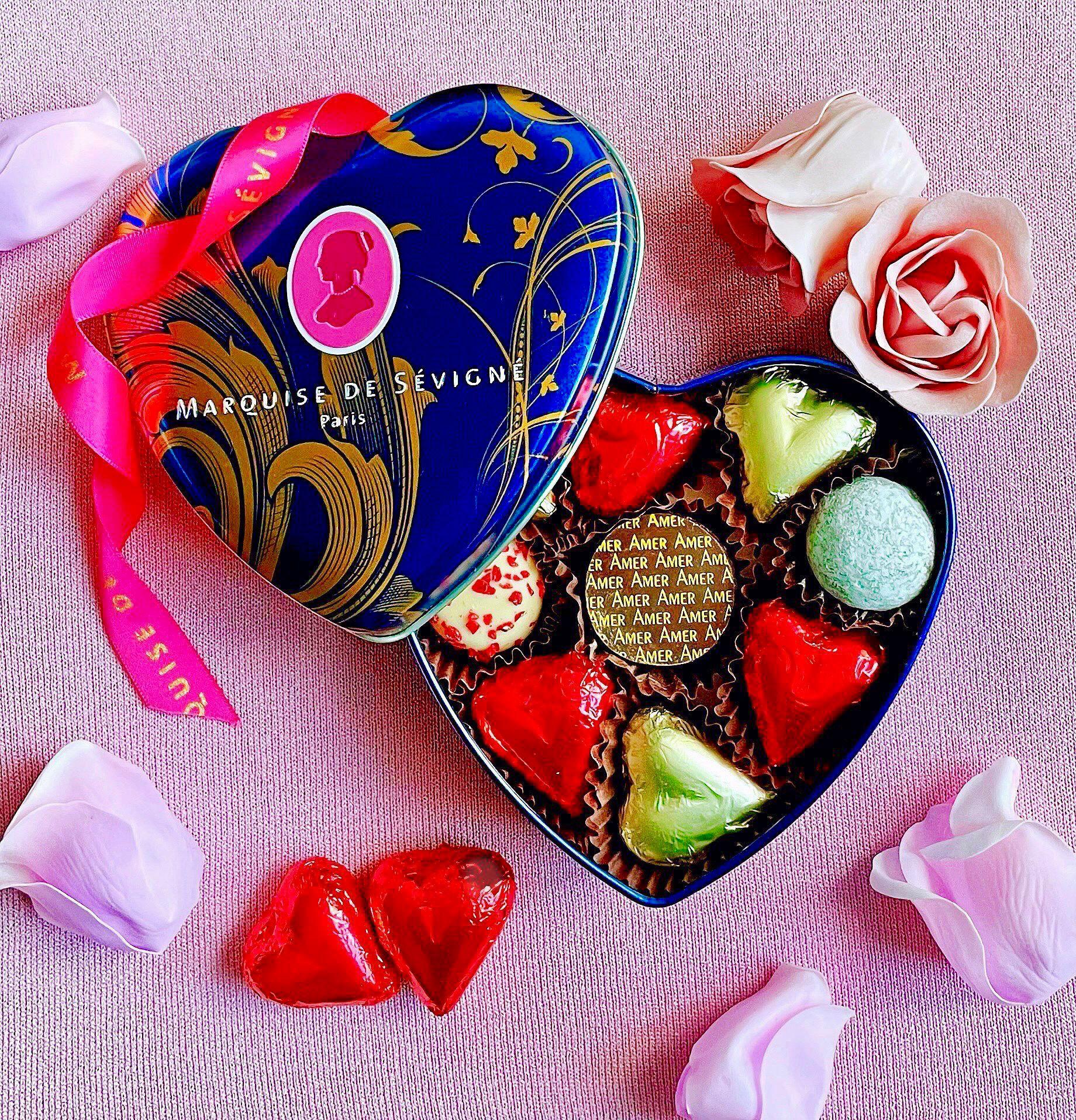 Marquise De Sevigne 情人節什錦朱古力限定禮盒 $280/一盒8粒 逾百年歷央的法國朱古力品牌Marquise de Sevigne最近來港,品牌除了在厄瓜多爾擁有自家的可可豆種植園,亦於法國西南部設有自家的榛子種植場,並主打傳統與創意交融。這款什錦巧克力禮盒,內含香檳松露白朱古力及經典香檳松露朱古力等,朱古力細緻柔滑,配合法式香檳朱古力松露,以香檳酒香帶出濃郁朱古力口感。