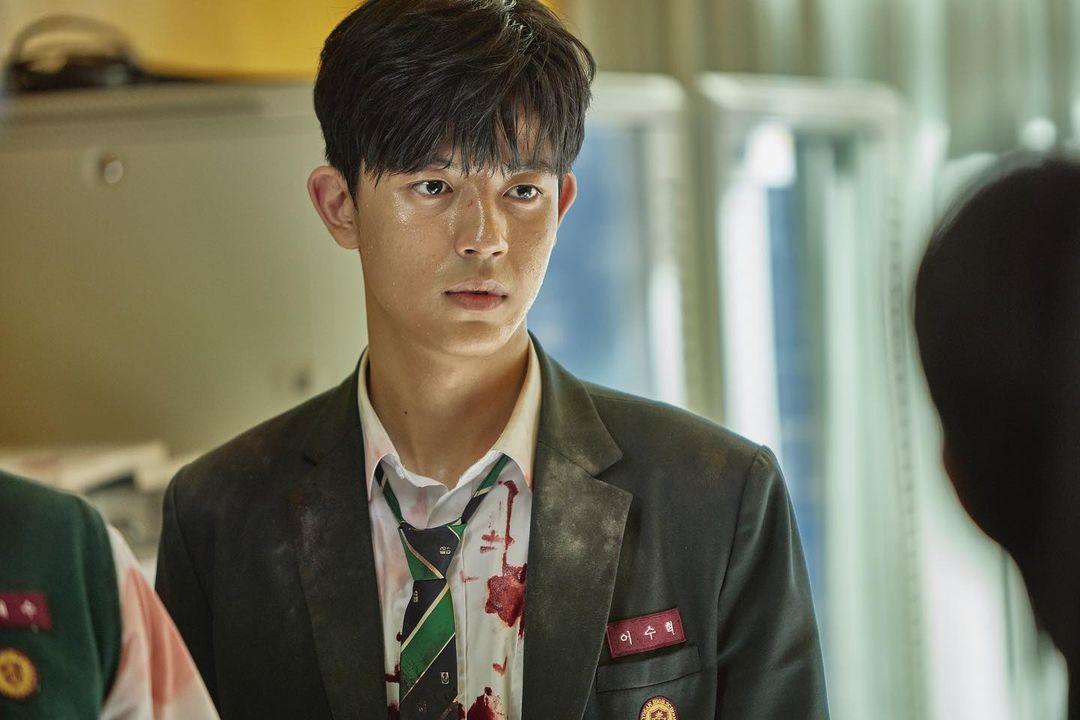 朴所羅門(Instagram @lomon991111) 深邃的五官再加上特別的英文名,令不少人以為朴所羅門是混血兒。事實上他是在烏茲別克出生的韓國人,一直生活至小學5年級才回韓國。帥氣外表加上陽光氣質,成功迷倒了不少女生!在劇中他飾演李秀赫,原是不良少年,憑著出色的運動能力,帶領同學逃出生天。