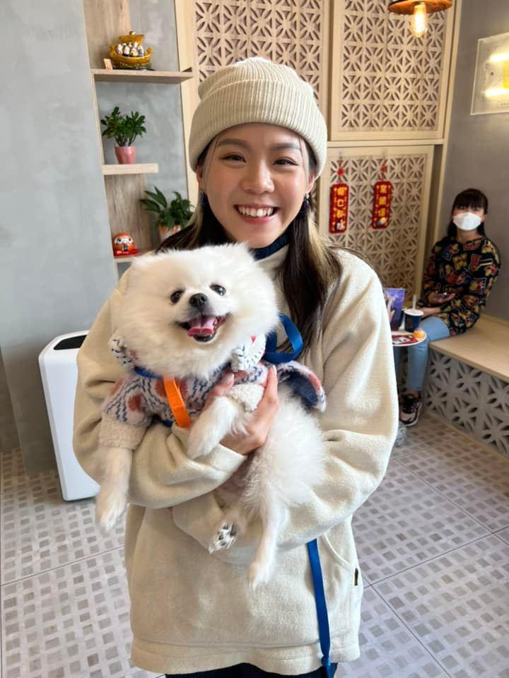 Gao抱起fans的愛犬合照。