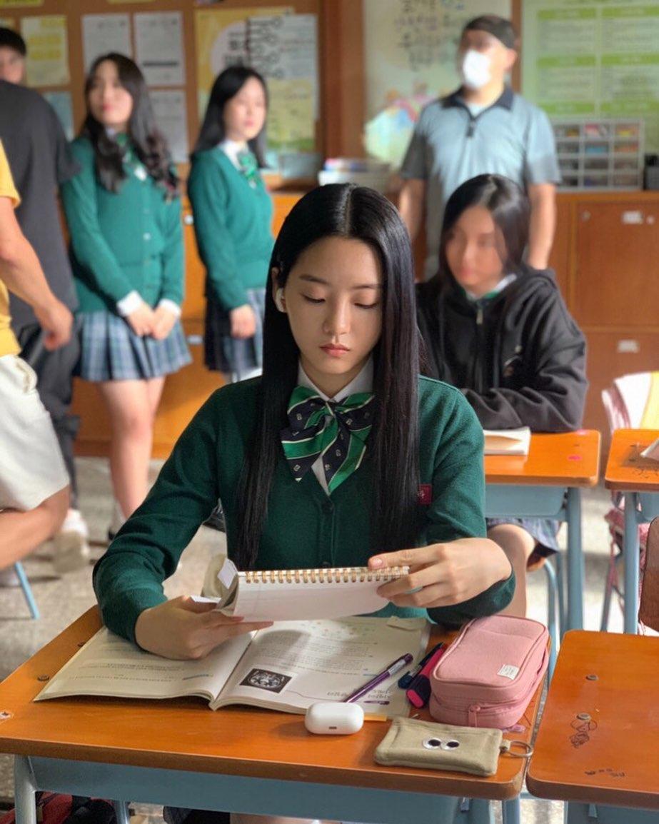 趙怡賢(Instagram @yihyun_1208) 有看《機智醫生生活》的你一定記得她!現年22歲的趙怡賢,可說是主演中最有名的一個,高中曾是JYP娛樂的練習生,其後更透過網劇《復仇筆記》出道,再加上在《機智醫生生活》的演出,令她瞬間走紅!今次她飾演崔南拉,是孝山高中二年五班的班長,更是全校第一名,性格冷靜、沉默寡言。