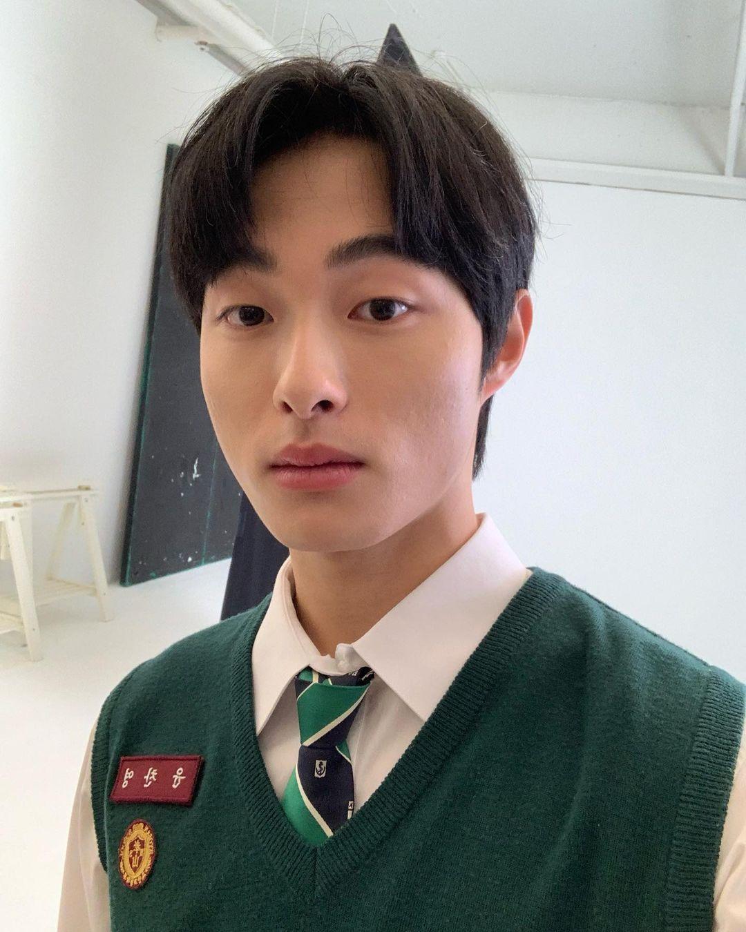 尹燦榮(Instagram @yooncy1) 年僅20歲的他,早於2013年已經出道,曾於《浪漫醫生金師傅》中飾演少年柳演錫的角色。尹燦榮在劇中飾演李青山,是女主角南溫召的的青梅竹馬,默默地暗戀及守護著她。