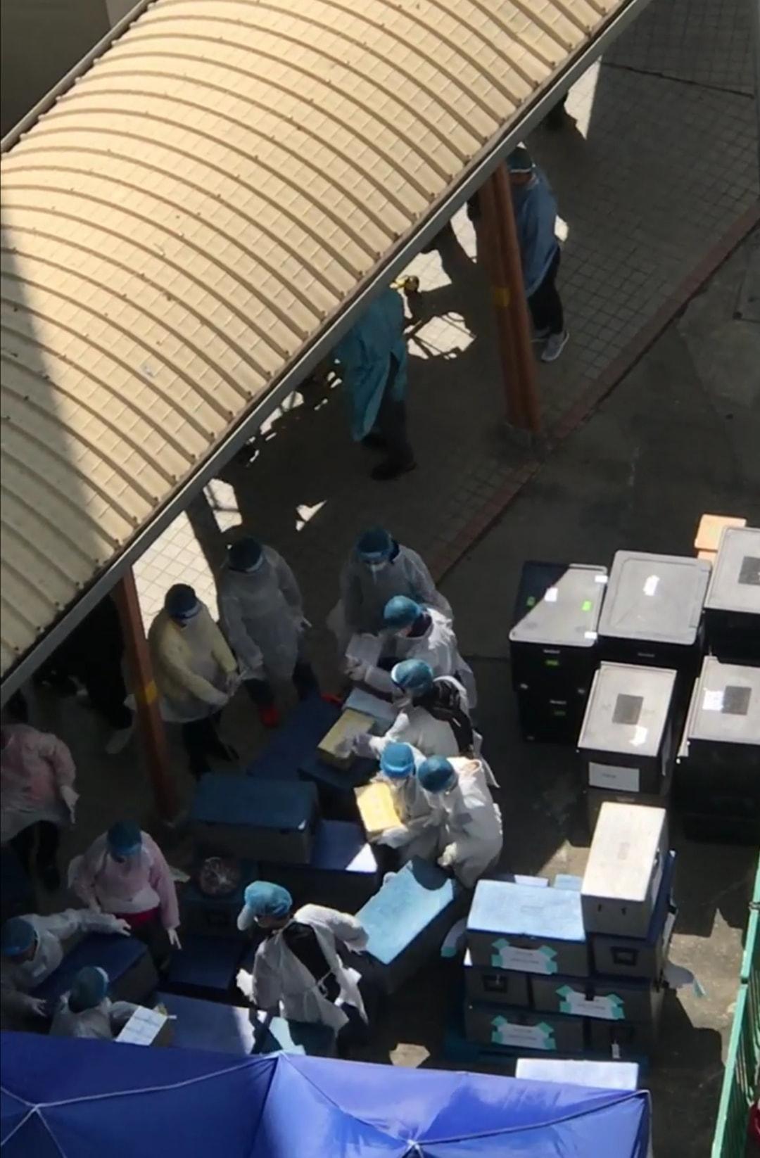 有大興邨興平樓居民表示,當局已開始向住戶派發膳食。(我們的大興邨Facebook)