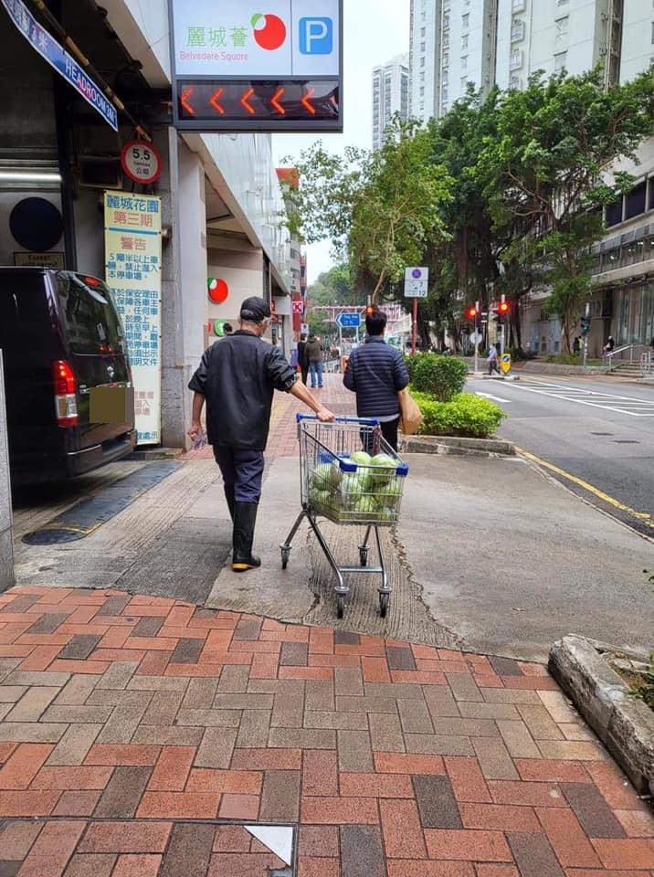 網民目睹有街市菜販到超市購買一整車的蔬菜回檔口賣。(香港突發事故報料區@fb圖)