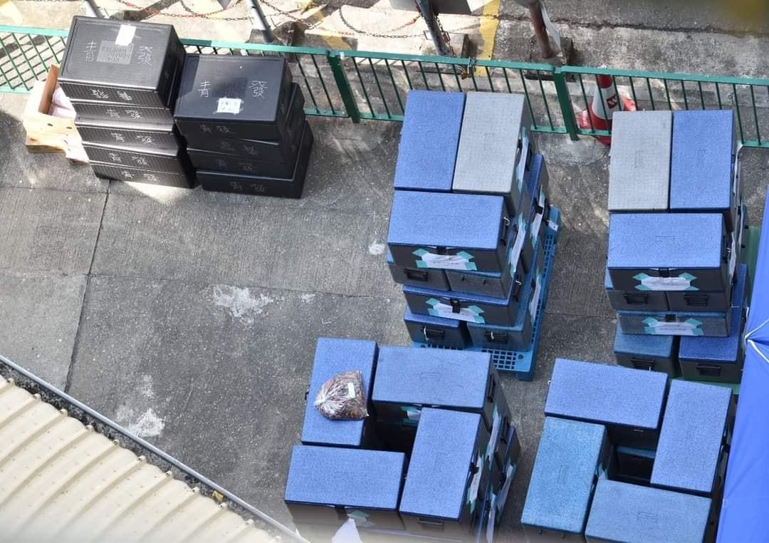 有大興邨興平樓居民表示,當局已開始向住戶派發膳食。(我們的大興邨Facebook)