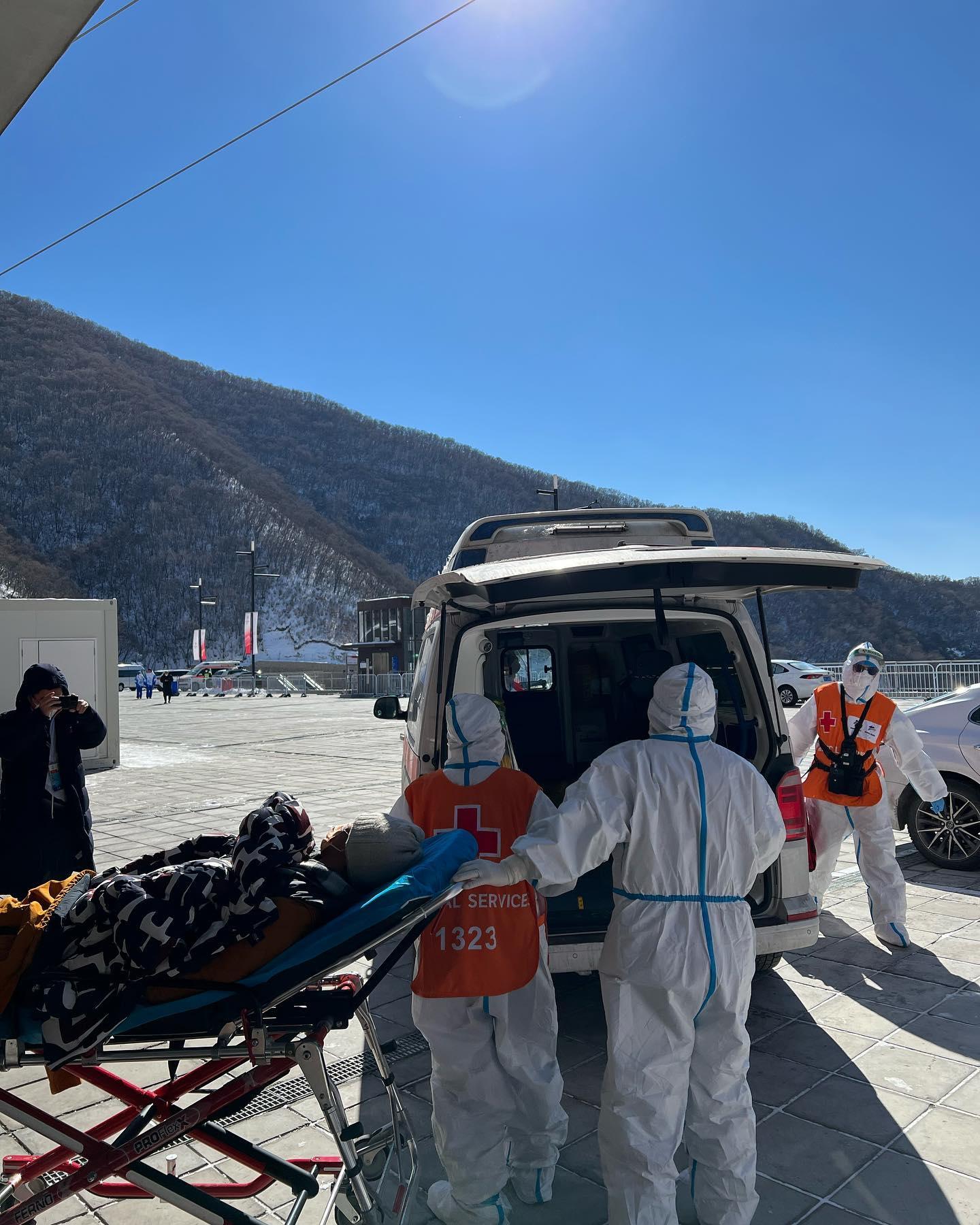 庭鋒被送上救護車。