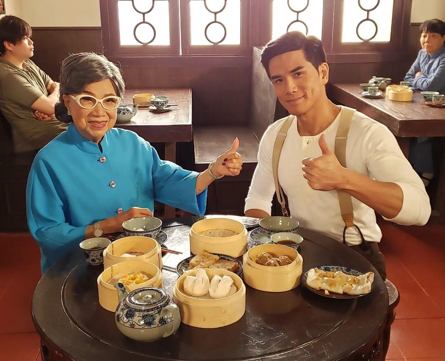 伍允龍在《鐵拳英雄》中扮演梁舜燕的孫仔。