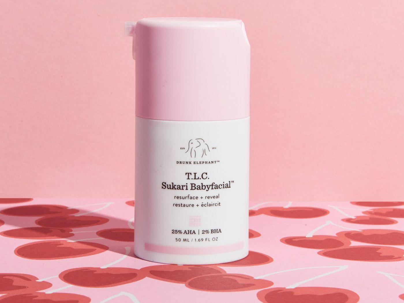Drunk Elephant T.L.C. SUKARI BABYFACIAL 嬰兒嫩肌面膜 $625/50ml 配方經過專業研製,蘊含甘醇酸、酒石酸、乳酸、檸檬酸及水楊酸,以25% 果酸及2%水楊酸的混合成分大幅撫滑膚質,清除累積下來的死皮細胞,強效而溫和地去除角質、疏通毛孔,同時改善幼紋及皺紋問題,提亮暗沉膚色,令肌膚煥然一新。(建議每周使用1次)