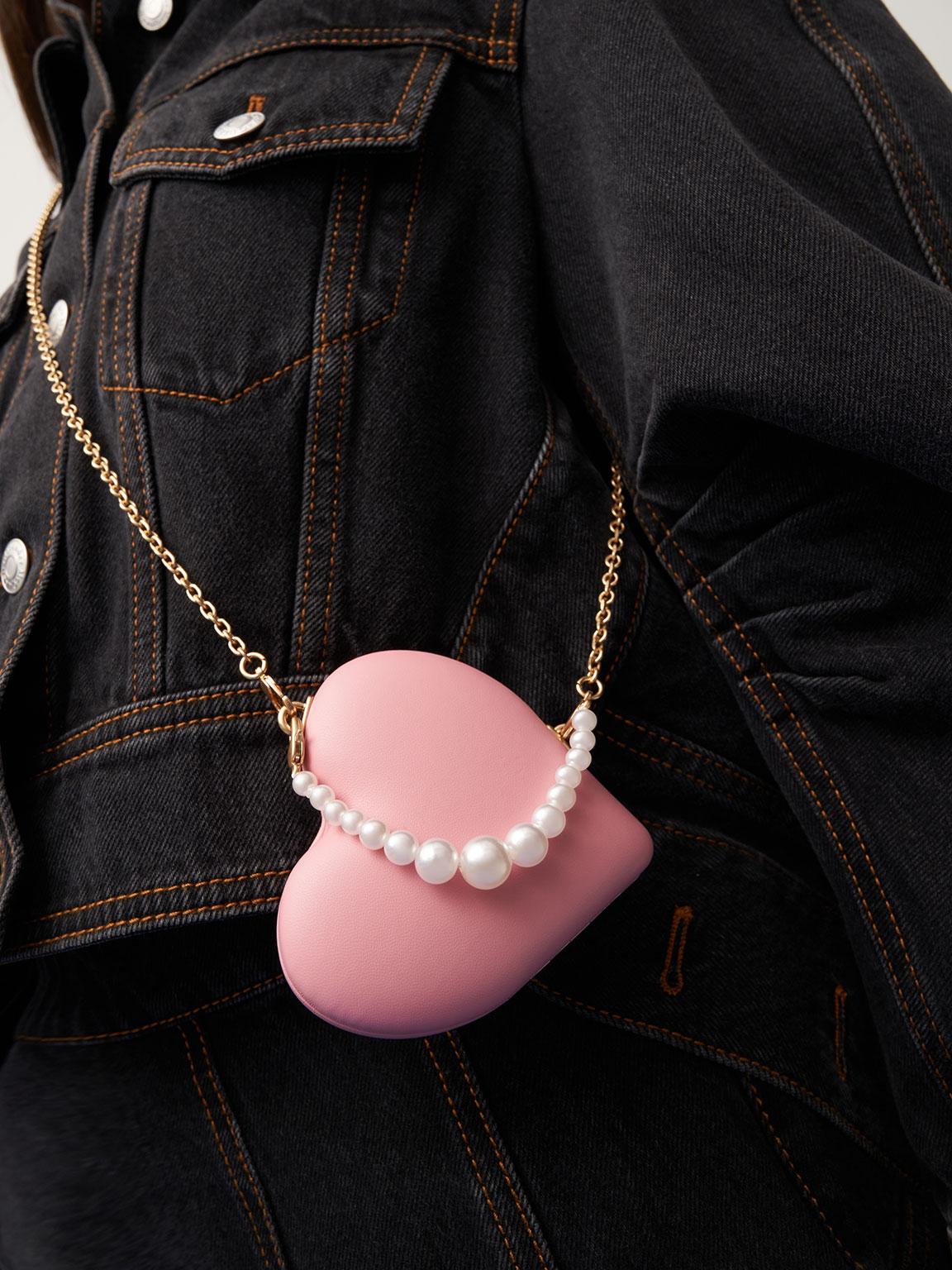 CHARLES & KEITH 串珠迷你硬殼包 $269 白皙珍珠、精緻鍊條、加上粉色心型設計,令少女甜美氛圍撲面而來,超袖珍可愛的心型迷你硬殼包,如隨身帶著小飾品,增添整體氣質。