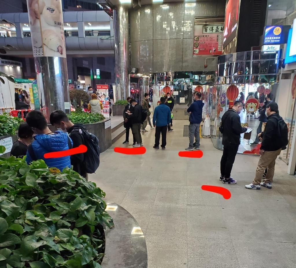 網上有圖片指,警方在葵涌廣場和石籬商場,票控沒有使用「安心出行」應用程式而進入商場的市民。(網上圖片)