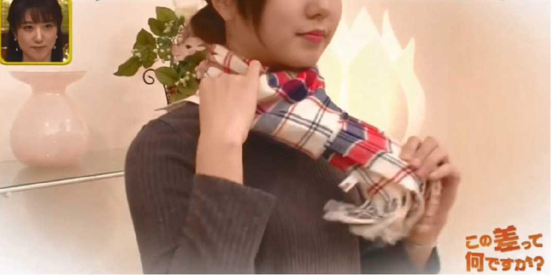 再將頸巾的尾端放入摺好的洞內。