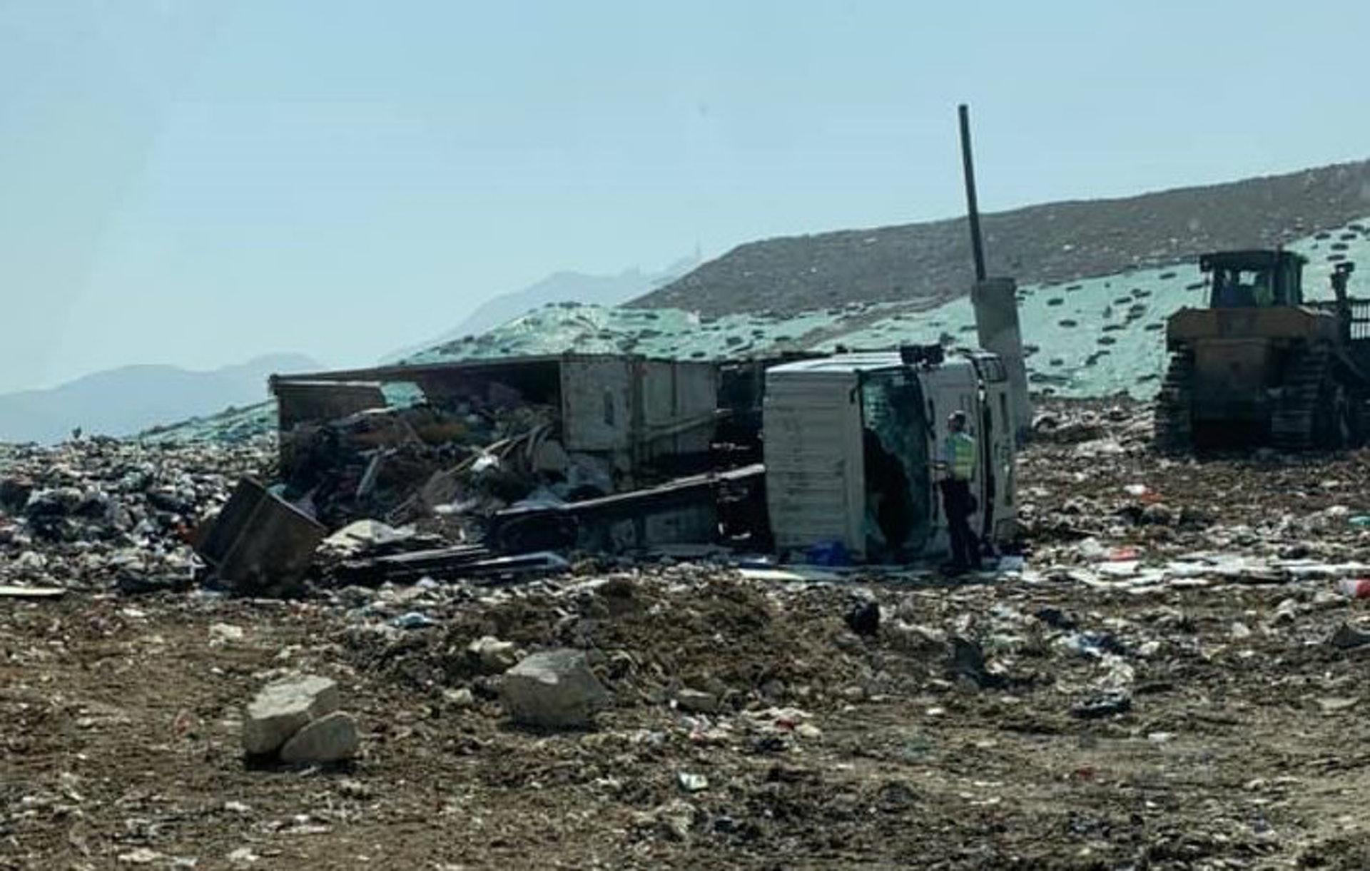 整輛垃圾車橫亘在堆填區。(網上圖片)