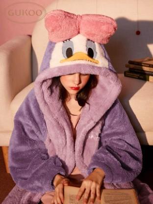 有不同卡通人物的毛絨睡衣