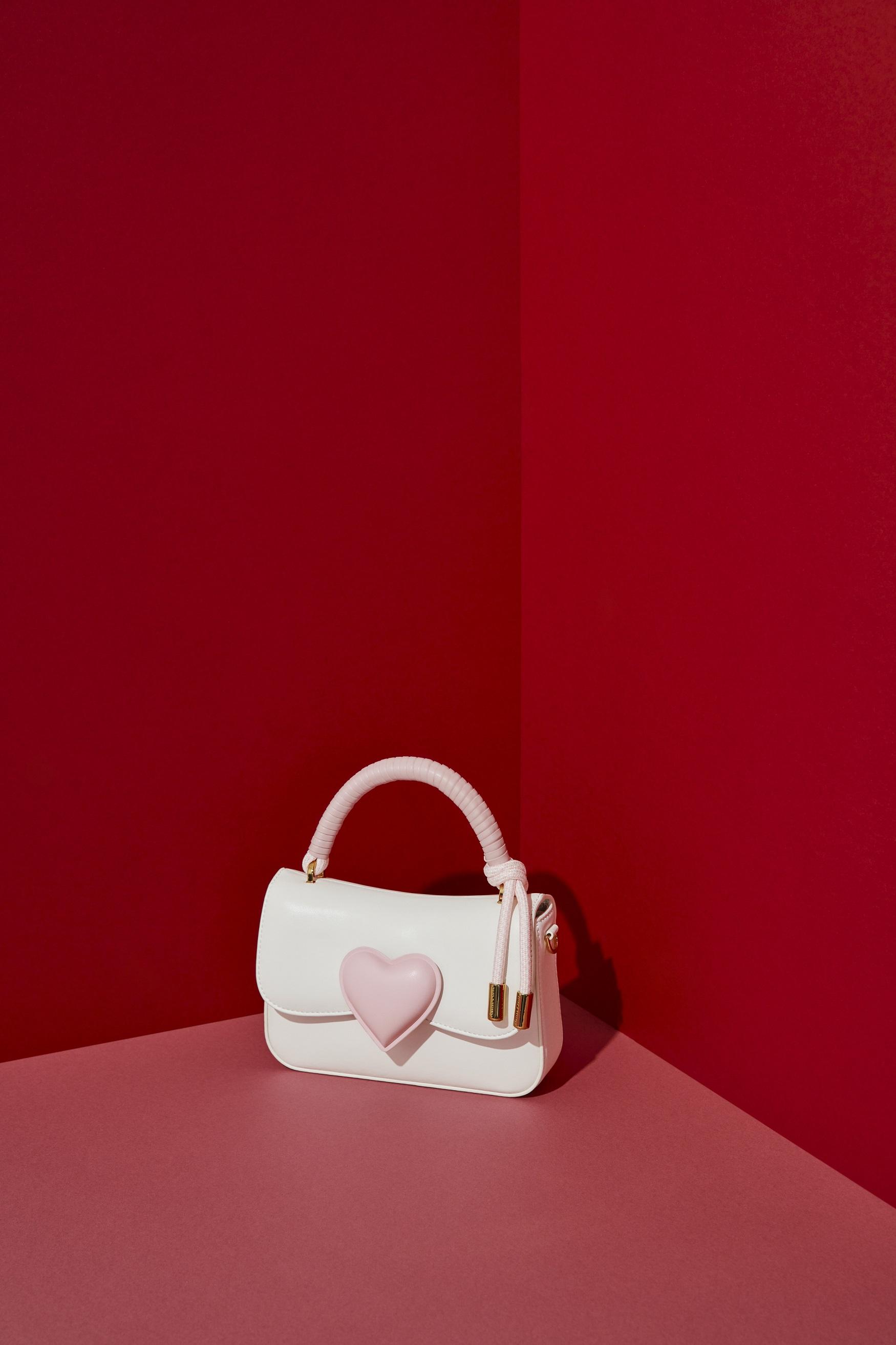 CHARLES & KEITH 情人節限定心型釦手提包 $639