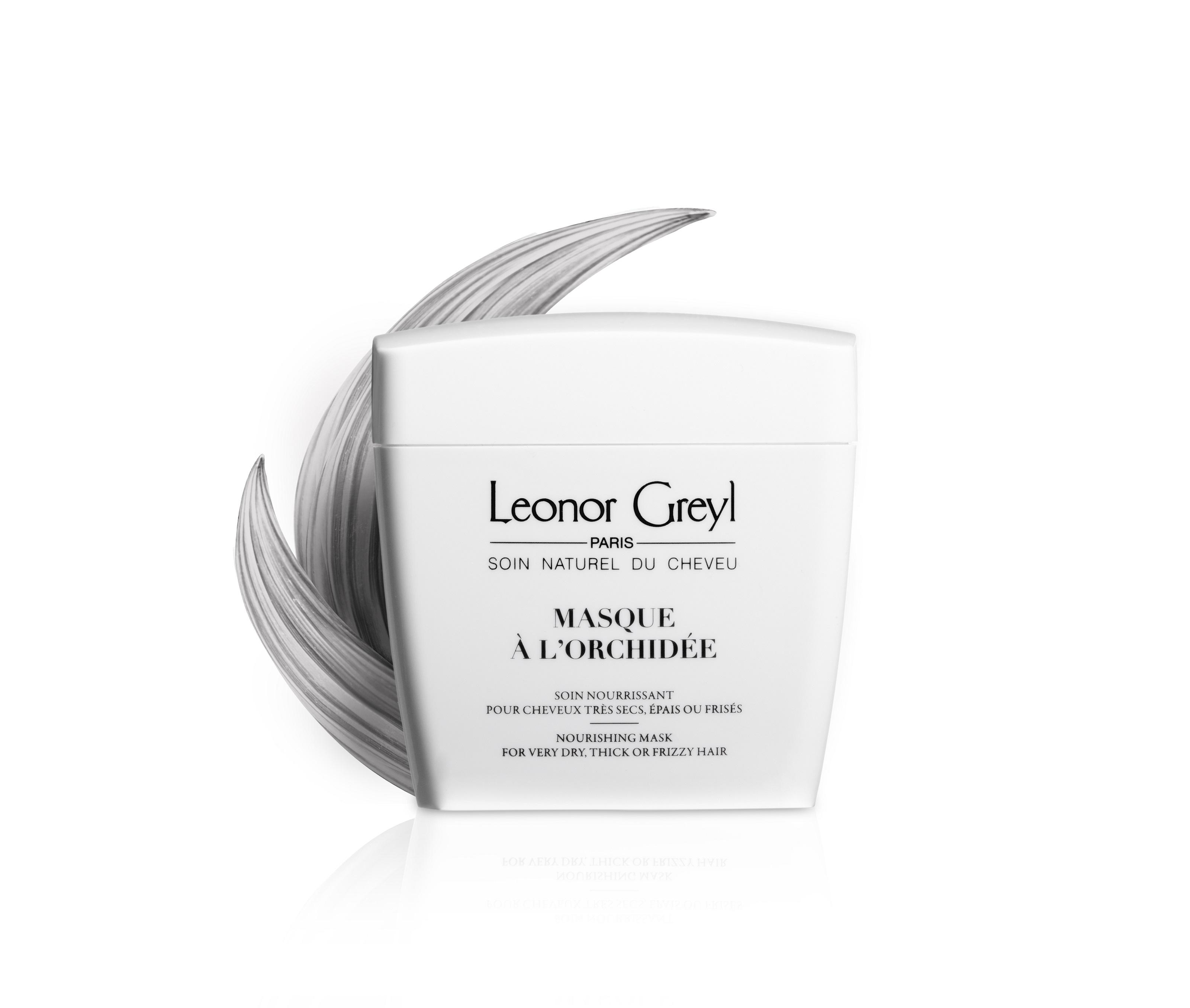 Leonor Greyl 蘭馨精華焗油 $530/200ml 散發細膩香草香氣的蘭馨精華焗油蘊含香草、有機乳木果油及有機荷荷巴油等天然配方,滋養柔軟秀髮,解開纏結髮絲,強韌髮絲,減少折斷。如果用作每日修護,可以毛巾印乾潔淨的濕髮後,將焗油均勻地塗抹於髮梢及髮尾,以寬齒梳梳通髮梢,待2至5分鐘後沖水即可;如果是作深層修護,在洗髮前塗於乾髮待20分鐘後沖水洗淨。