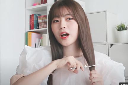 在橡筋以上的位置剪掉頭髮