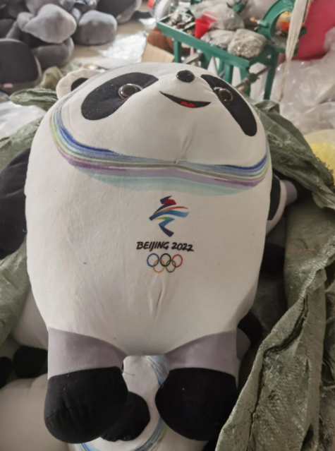 浙江東陽市檢獲的山寨冰墩墩公仔。(互聯網)