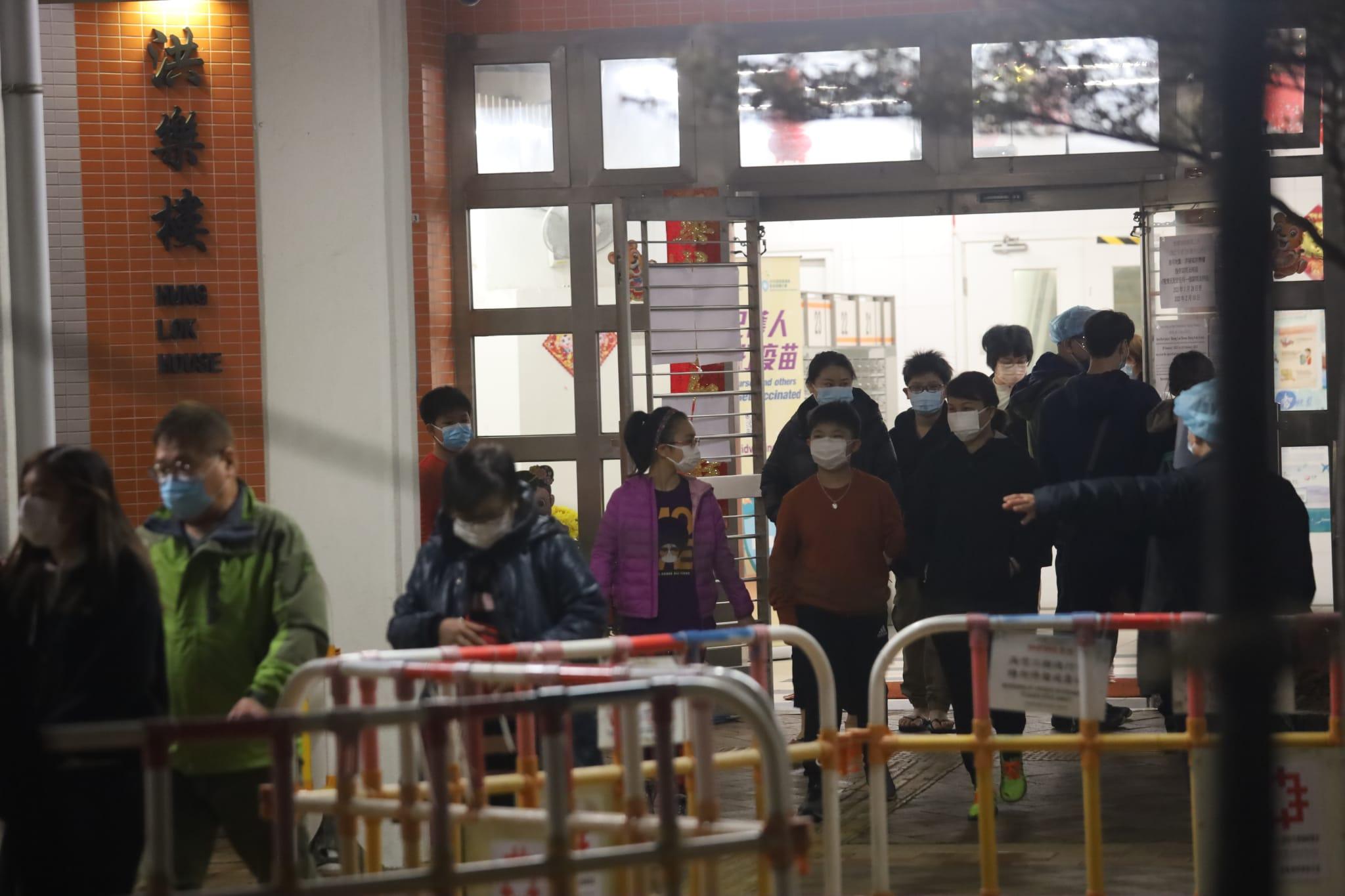 多個屋苑近日圍封強檢,以及不少市民排隊進行檢測。(資料圖片)