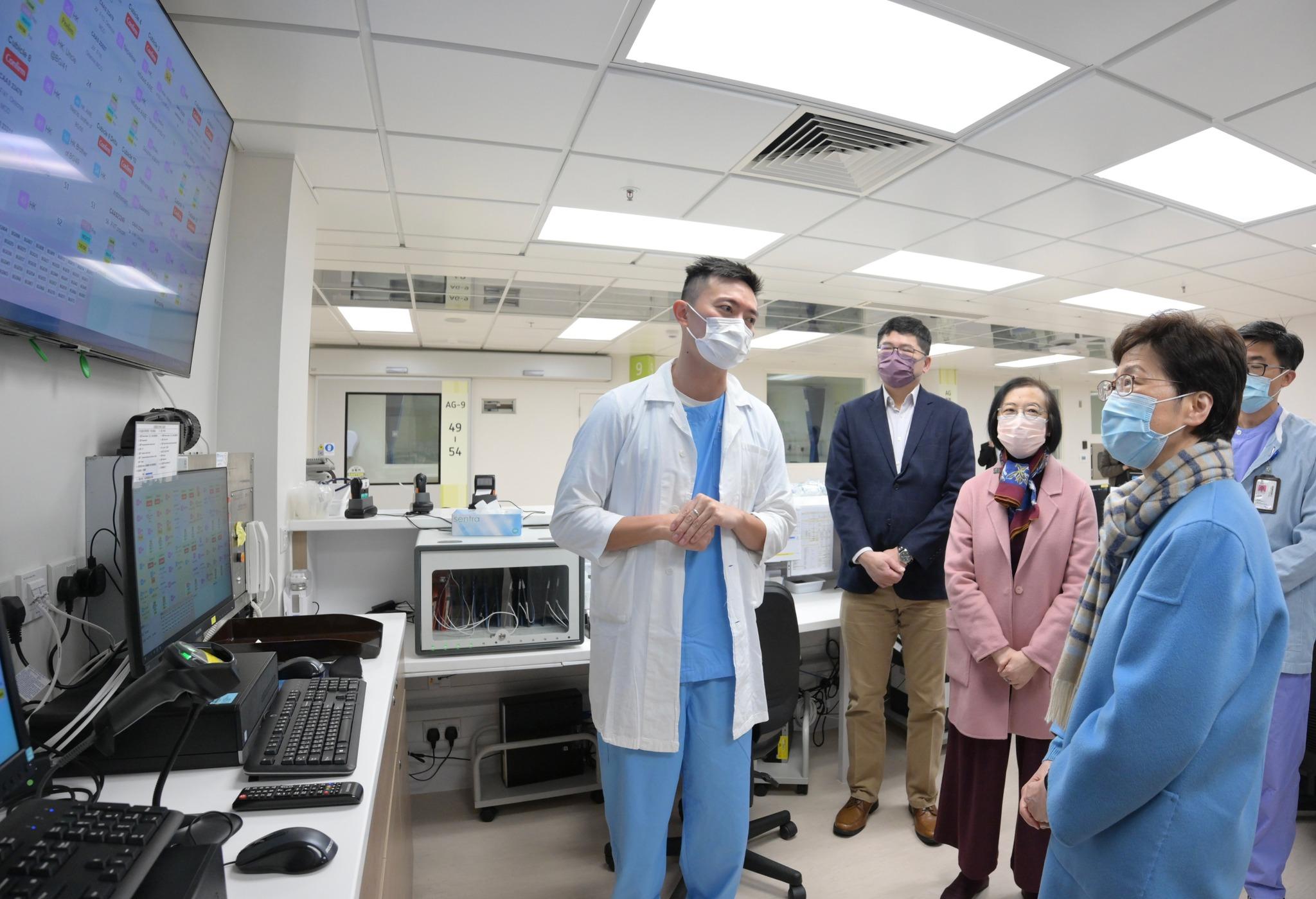 特首林鄭月娥月初到訪多個地點時,例如北大嶼山醫院香港感染控制中心等,當時發放的圖片顯示她只戴一個外科口罩。(林鄭fb圖)