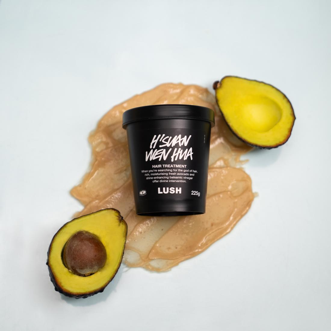 LUSH 奶黃深層護髮 $250/225g 新鮮牛油果和有機意大利黑醋發揮出色的護髮功效,締造健康柔亮的髮質。新鮮月桂葉及西洋菜浸泡液能促進髮根循環,紓緩頭皮狀態;有機特級初榨橄欖油則有助提升髮絲的強韌度。滿載蛋白質的鷹嘴豆水和新鮮有機公平貿易香蕉深層修護髮絲,賦予頭髮迷人的光澤感。
