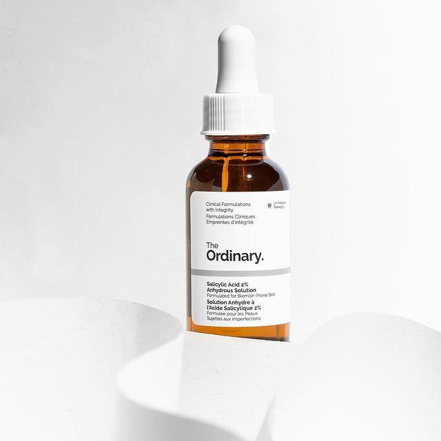 The Ordinary 水楊酸2%無水去角質精華液 $54/30ml 精華液不含水份,配方專為去角質和促進疏通毛孔而研製,有效撫平肌膚明顯的不規則紋理、減少肌膚發紅狀況,膚色更顯均勻。配方中的活性物質以較慢的方式輸送,持續使用後能於肌膚儲存水楊酸,特別為希望以較溫和的方式疏通毛孔及去角質的人士而設計。
