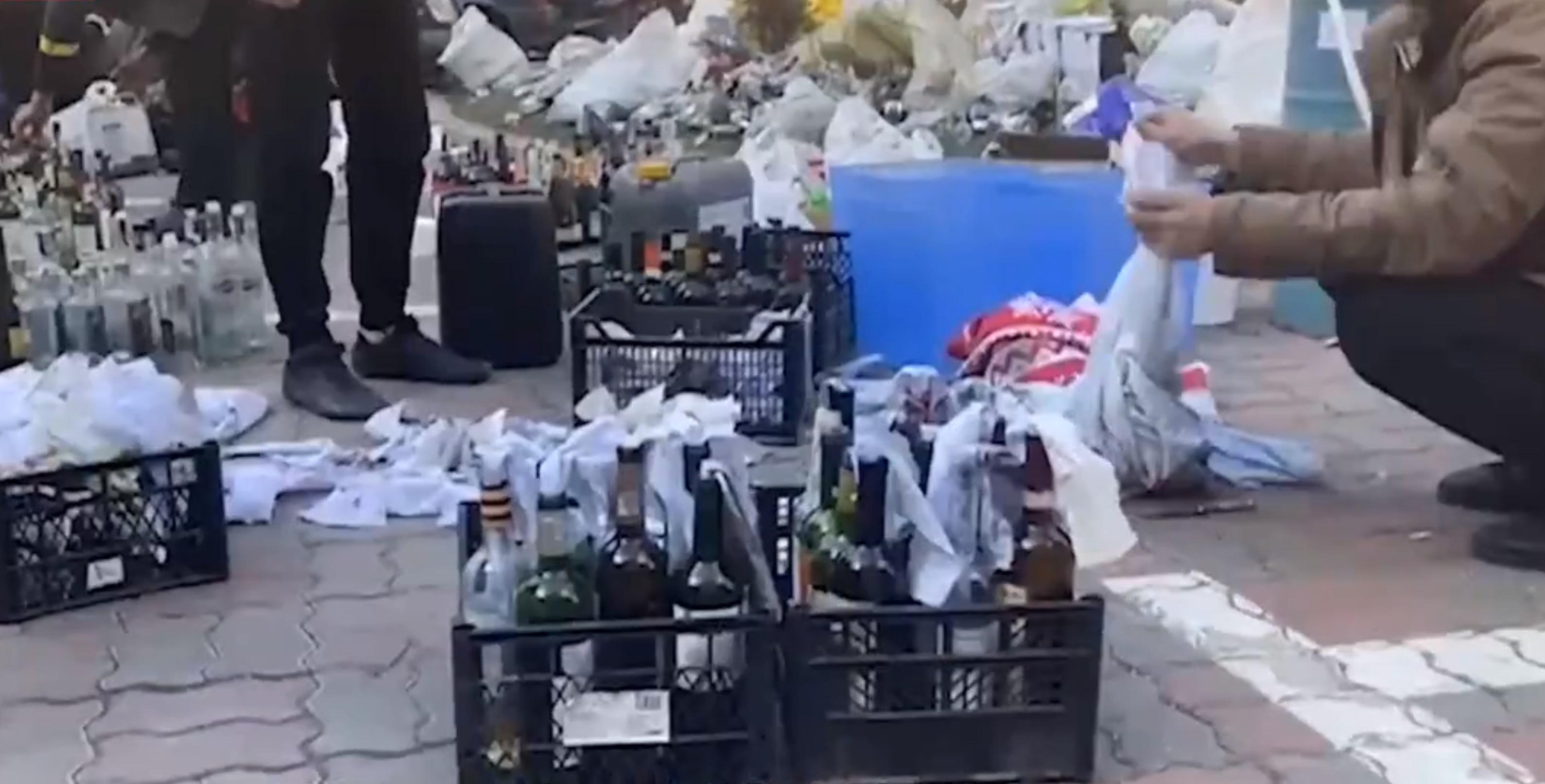 烏克蘭民眾在街頭製作汽油彈。(新聞截圖)