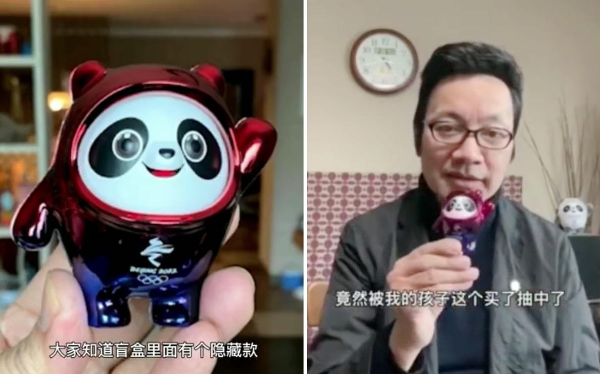 冰墩墩設計團隊負責人廣州美術學院教授曹雪展示兒子抽中的冰墩墩盲盒隱藏款。(互聯網)