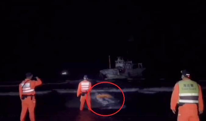 海巡署近日出動遙控救生圈救人。(互聯網)