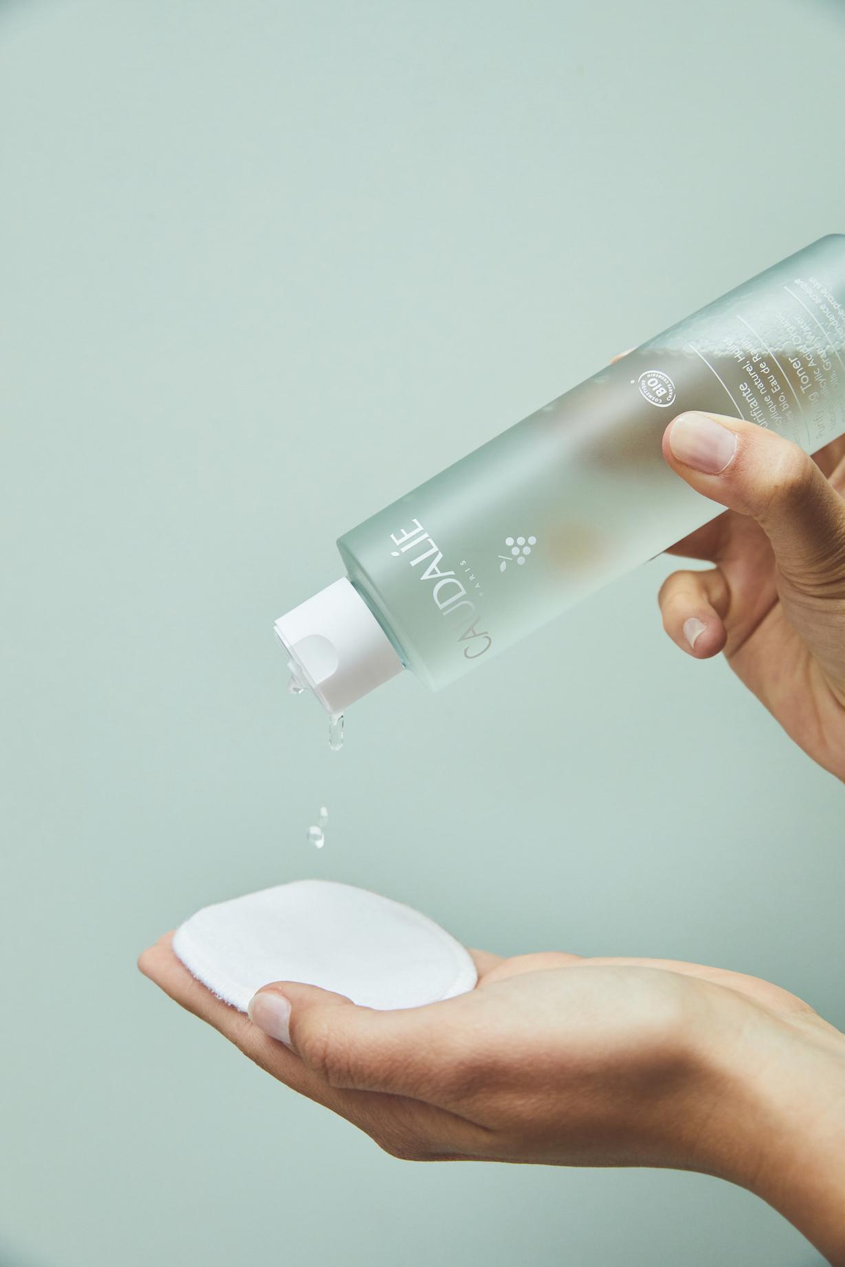 Caudalie Vinopure Purifying Toner 葡萄毛孔淨化爽膚水 $190/ 200ml 由6種100%有機抗菌精油、100%天然植物水楊酸、100%有機葡萄籽水和100%有機玫瑰水糅合而成,敏感肌亦可使用。溫和去除老化角質,保持毛孔暢通無阻及緊緻毛孔,預防因死皮細胞積聚而引發粉刺暗瘡,並有抗菌、控油和亮膚效能,顯著改善膚質。