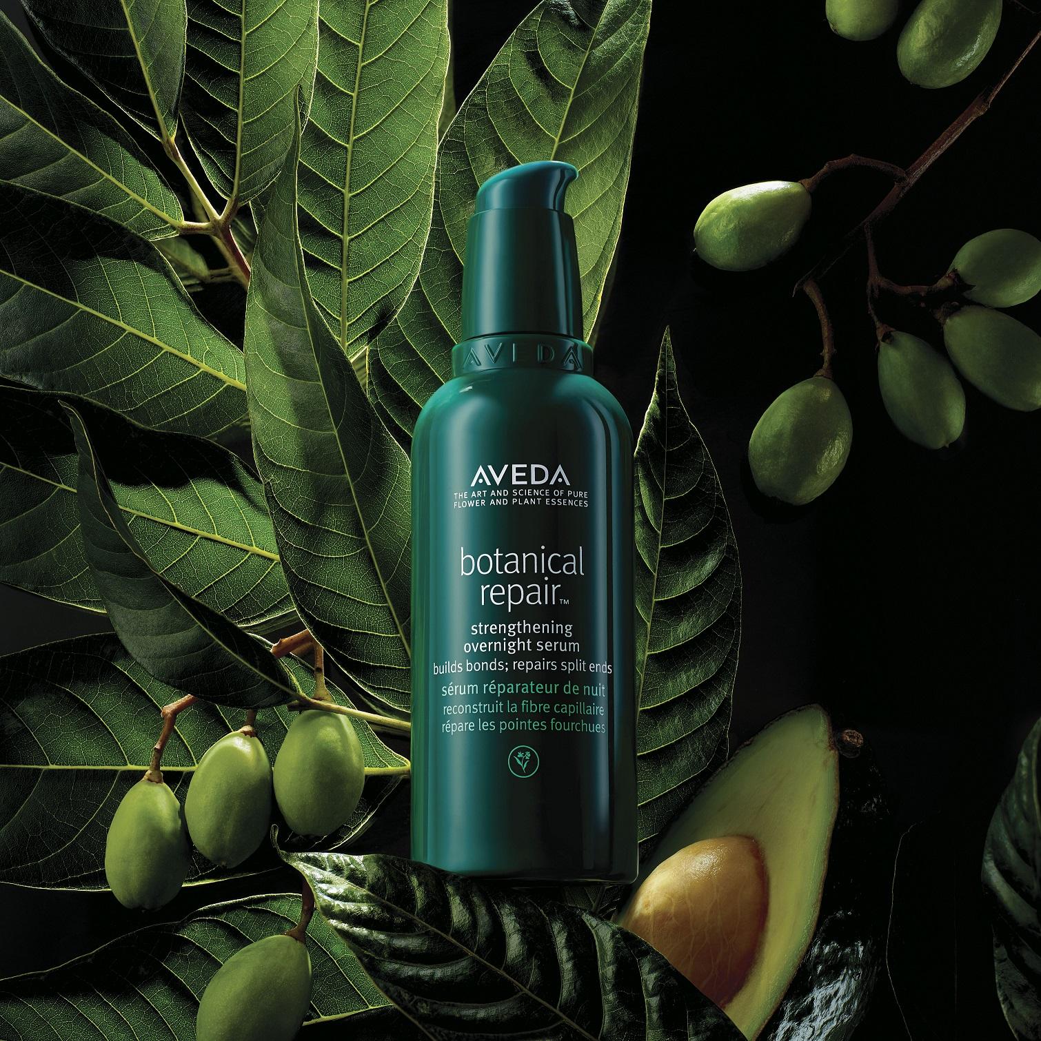 Aveda Botanical Repair 速救修復頭髮精華 $500/100ml 採用純素配方,修復頭髮的受損痕跡,質感輕盈並快速吸收,速救修復頭髮精華於頭髮上形成一層保護薄膜,有助預防睡眠期間的損害和摩擦,更為頭髮提供強韌度和深層滋養,讓髮絲明顯恢復活力。於每天晚上或按需要使用速救修復頭髮精華,睡前將精華塗抹於頭髮中段至髮尾,無須沖洗。