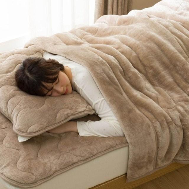 毛毯墊在床上更有效保暖